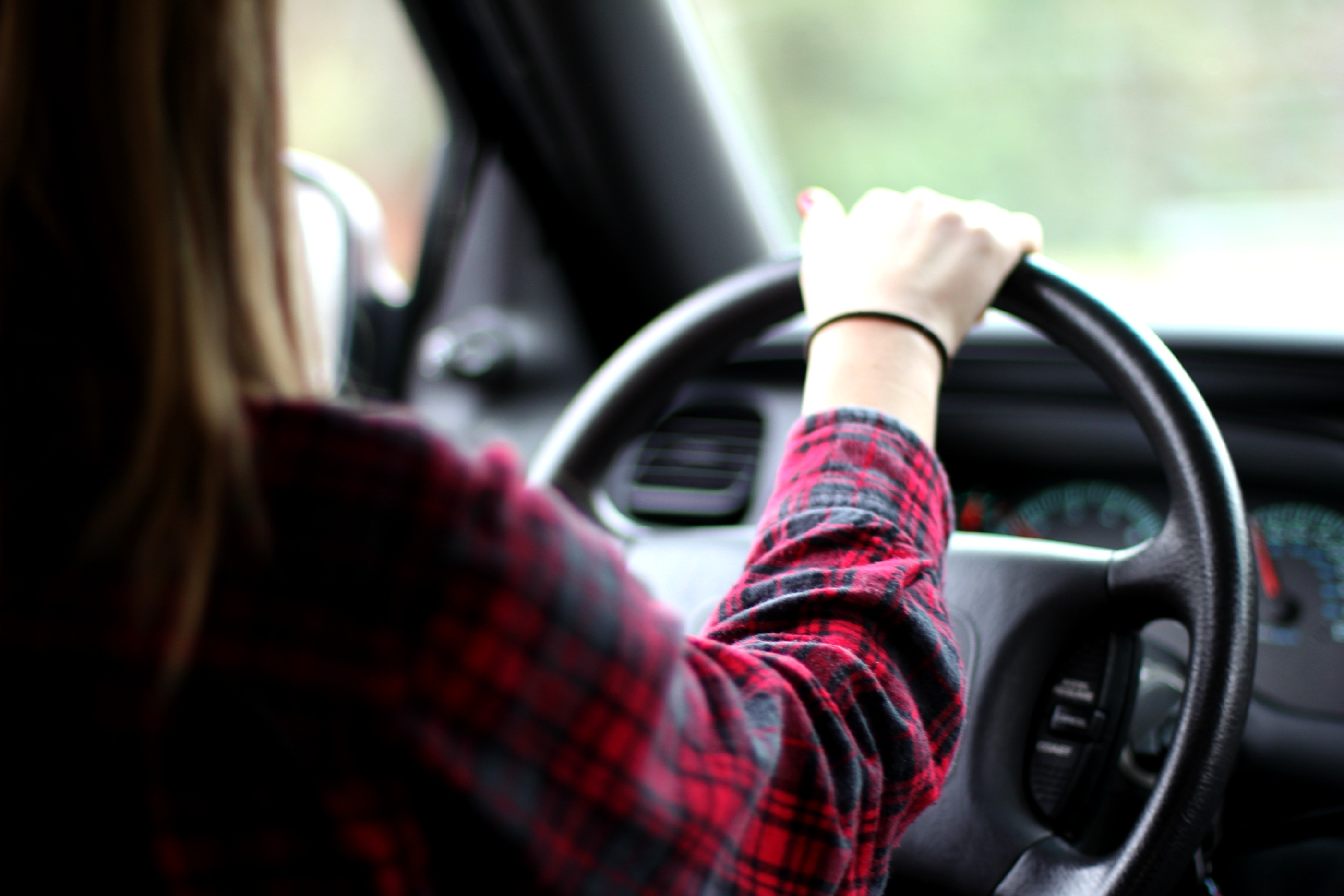 Les jeunes sont de plus en plus nombreux à rechercher des voitures d'occasion en boîte auto. (Illustration) Istock