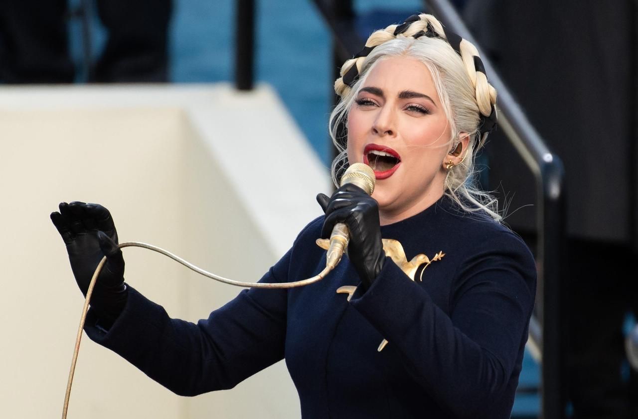 <b></b> Spécialiste de la mise en scène et de l’accessoire, Stefani Germanotta, alias Lady Gaga, a chanté le « Star-Spangled Banner », l’hymne américain, avec son propre micro, doré, comme la broche.