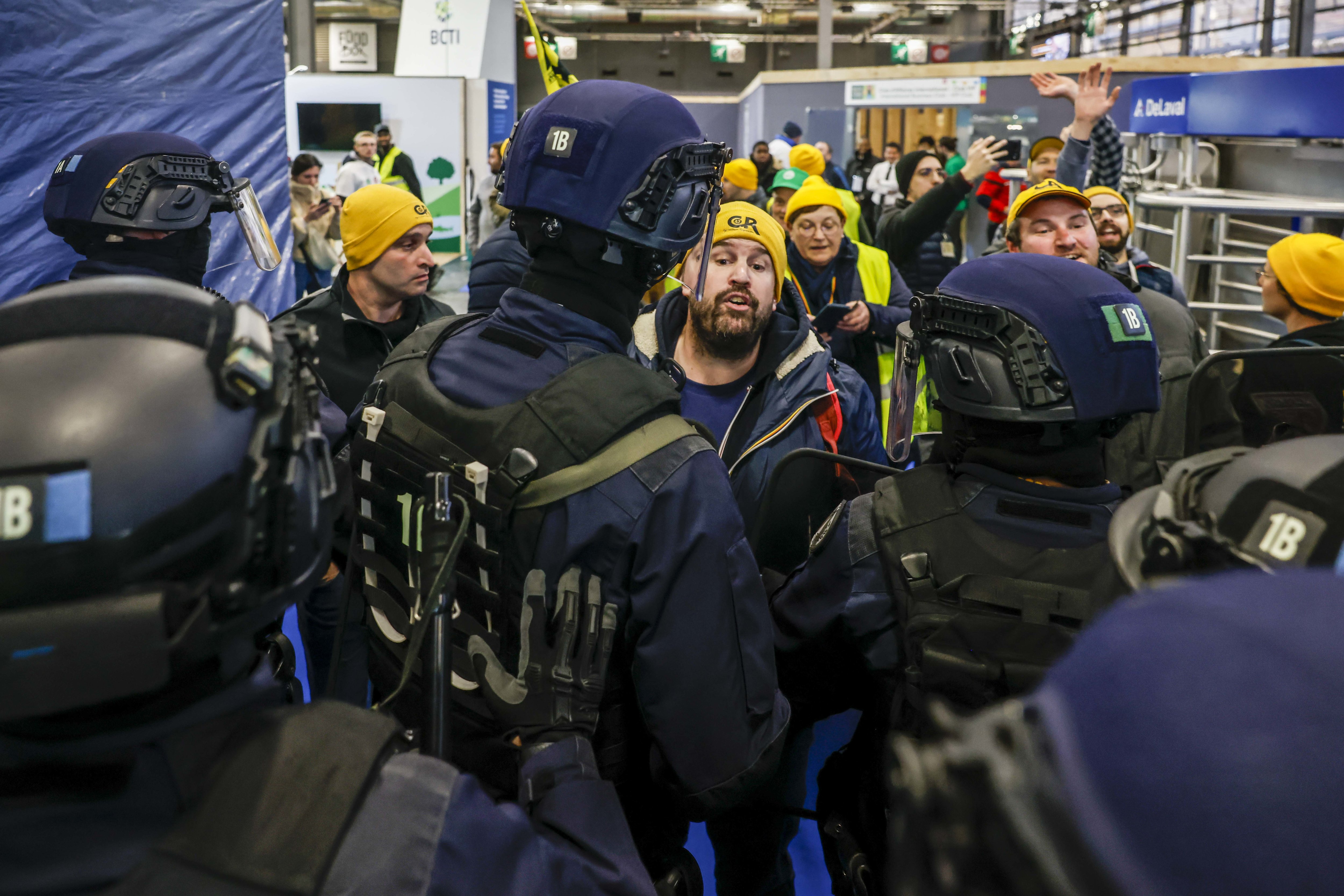 Paris (XVe), samedi 24 février. Les forces de l'ordre casquées ne devaient intervenir dans les allées intérieures du Salon qu'en cas de dernière nécessité. LP/Olivier Corsan