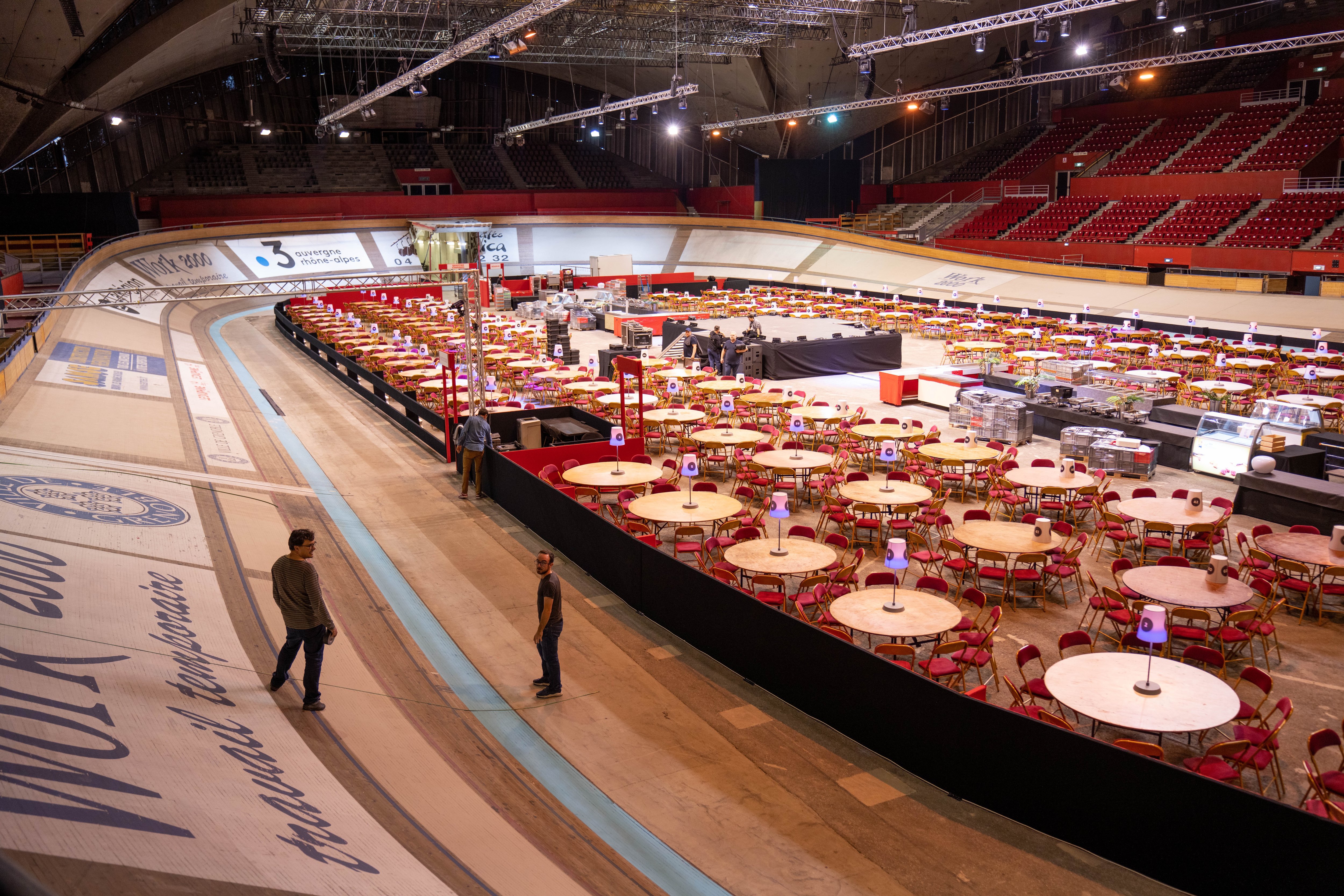 Au centre de l’anneau, des tables sont dressées pour accueillir un restaurant éphémère car «ce sont les repas qui rentabilisent la compétition», indique l'organisateur, Guy Chanal, qui espère entre 2000 et 3000 spectateurs par soir. LP/Thomas Pueyo