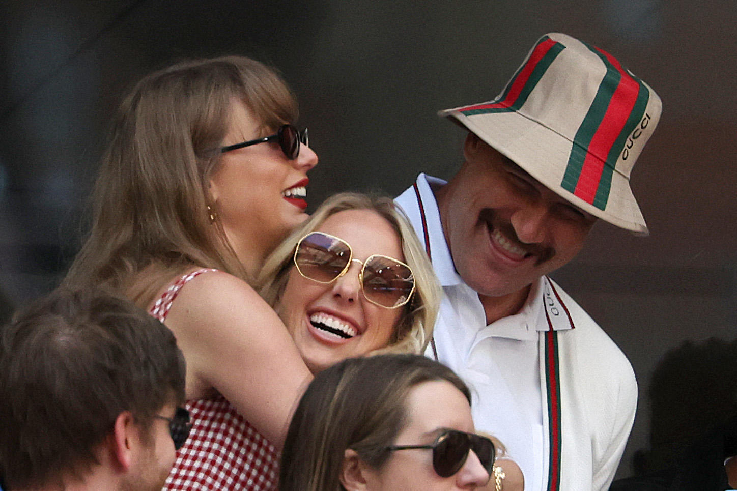 New York, le 8 septembre 2024. Sous le regard de Travis Kelce, Taylor Swift serre dans ses bras Brittany Mahomes. Al Bello/Getty Images/AFP