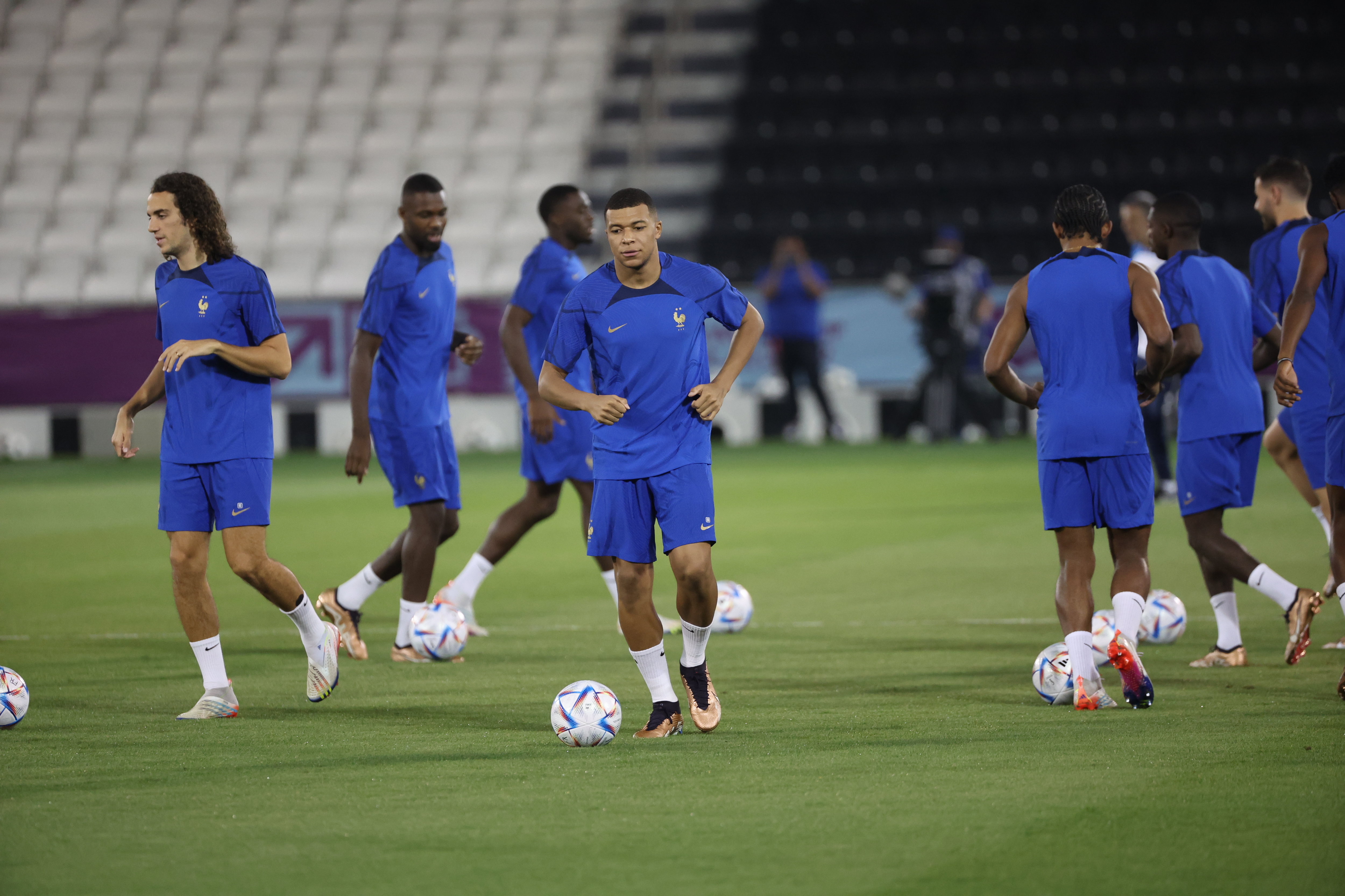 Kylian Mbappé et les Bleus vont tenter d'accrocher les 1/4 de finale du Mondial ce dimanche face à la Pologne. LP/Arnaud Journois. 


PHOTO LE PARISIEN / ARNAUD JOURNOIS