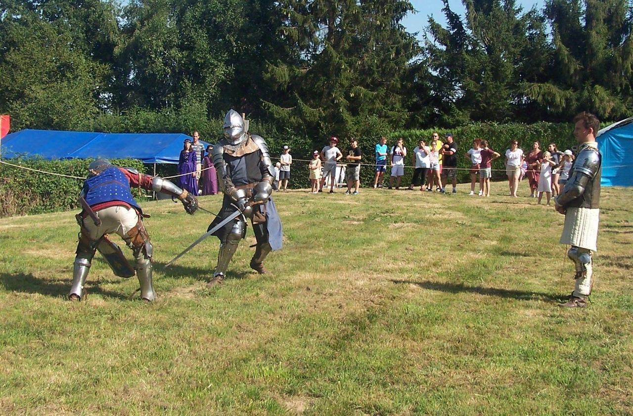 <b></b> Combat à l’épée, tir à la couleuvrine, présentation des campements… La première « belle médiévale » organisée à Sully a tenu toutes ses promesses !