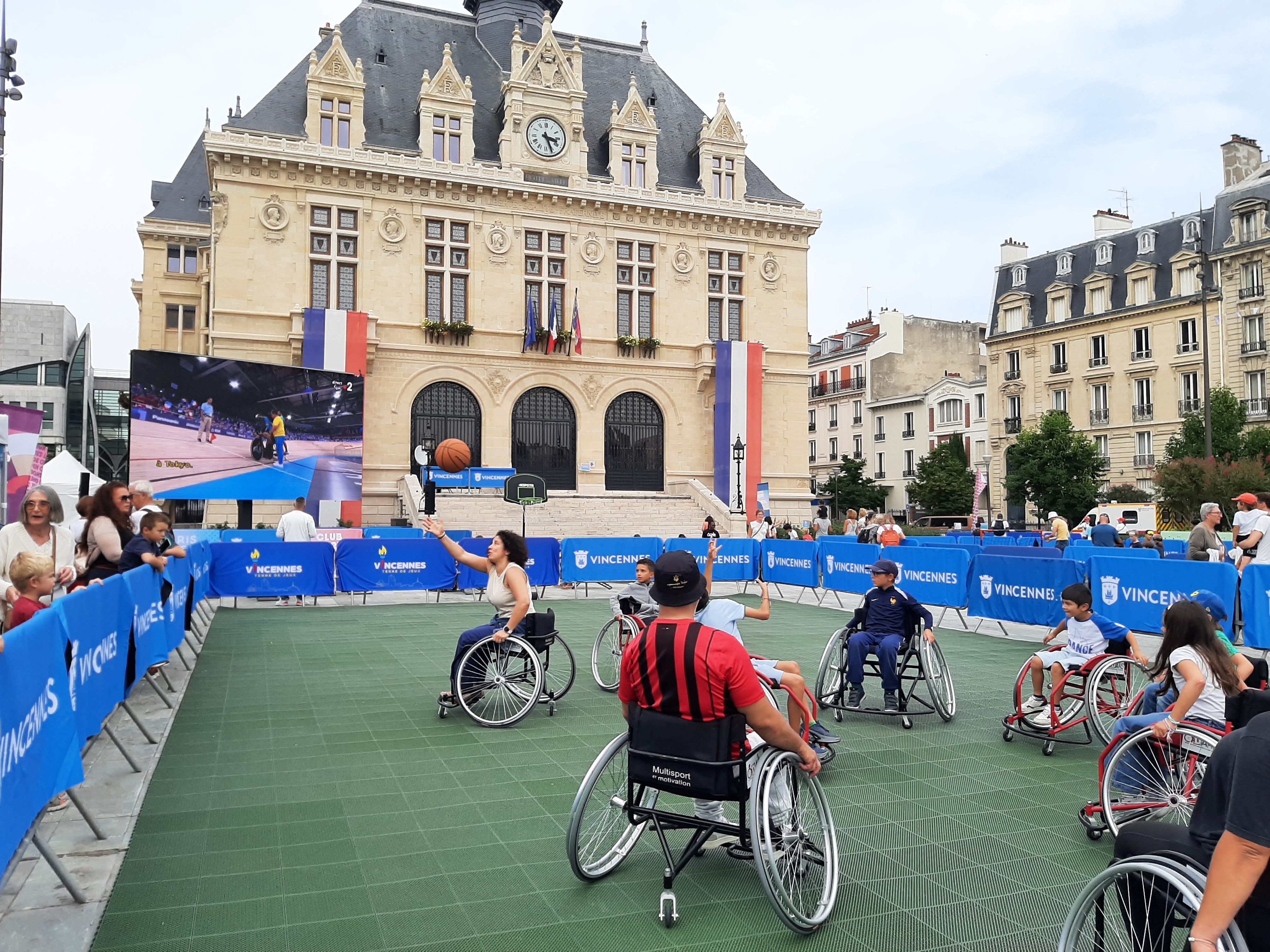 Vincennes (Val-de-Marne), samedi 31 août. Une initiation au basket-fauteuil faisait partie des animations gratuites proposées sur l'esplanade de la mairie. LP/Marine Legrand