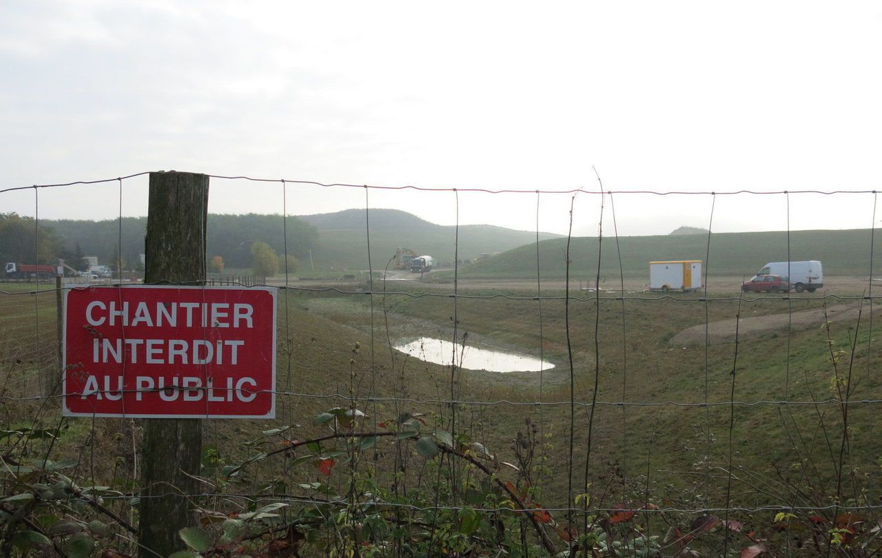 <b></b> Villeneuve-sous-Dammartin, le 28 octobre. Chaque jour, des centaines de camions mettent en décharge des milliers de tonnes de déchets de chantier. 