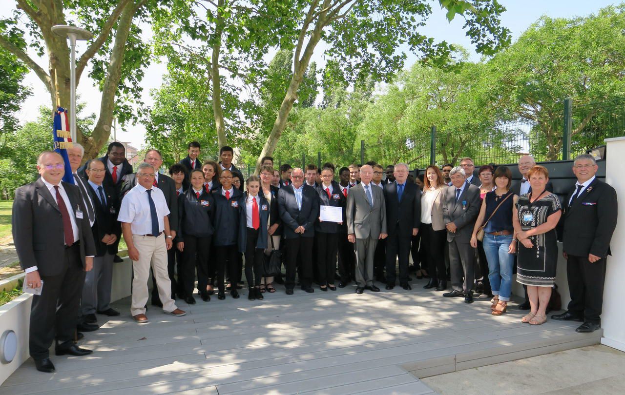 <b></b> Savigny-le-Temple, le 14 juin. Le lycée Antonin-Carême a reçu le prix de l’Education citoyenne par l’Ordre national du mérite pour le devoir de mémoire effectué chaque 8 mai à travers la France par ses élèves avec une rigueur militaire. 