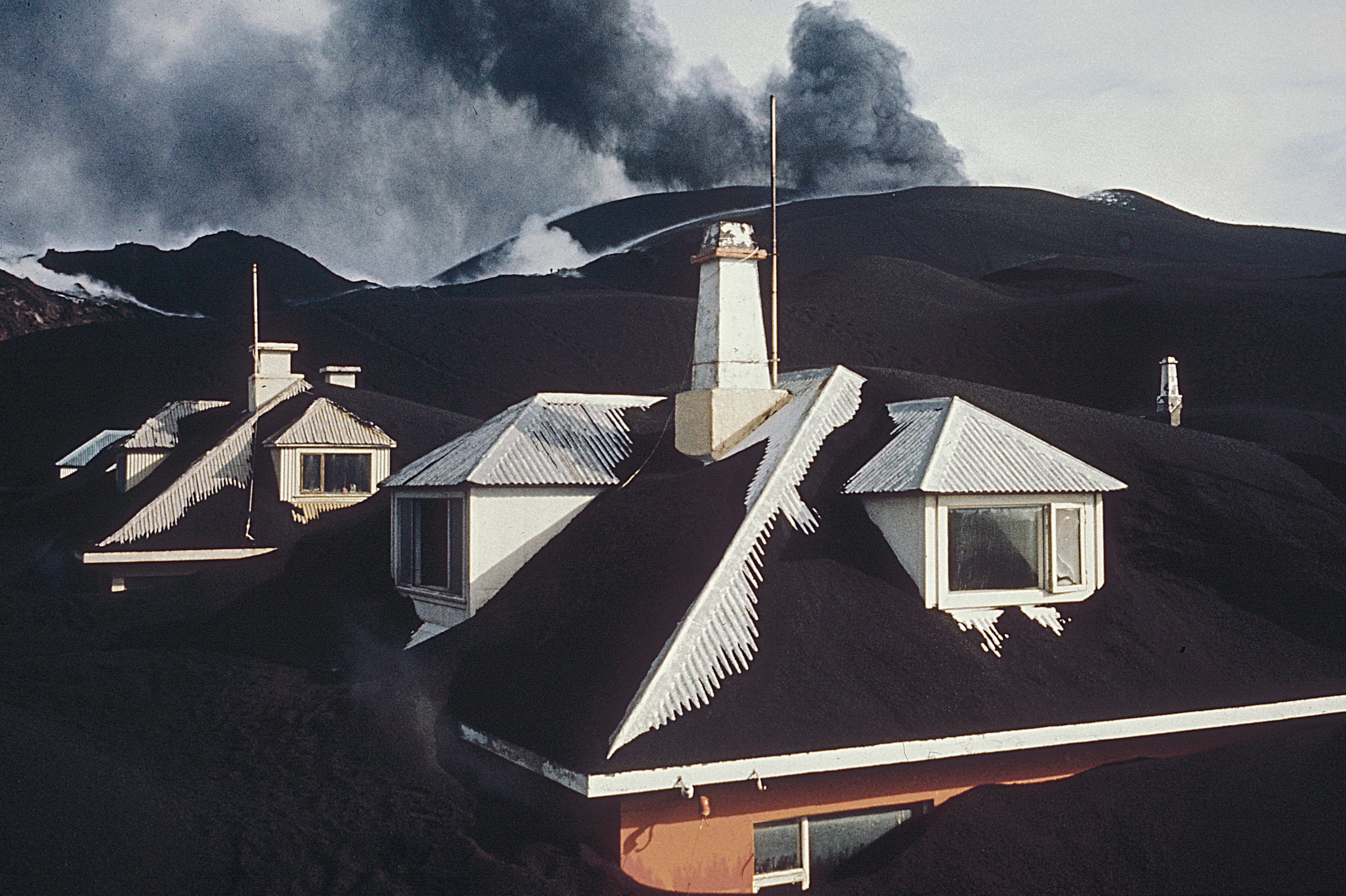 En 1973, sur l’île islandaise de Heimaey, 400 maisons et bâtiments ont été brûlés ou ensevelis sous les cendres et la lave qui s’asséchera au fil des jours. GAMMA-RAPHO/Maurice et Katia KRAFFT/Image'Est