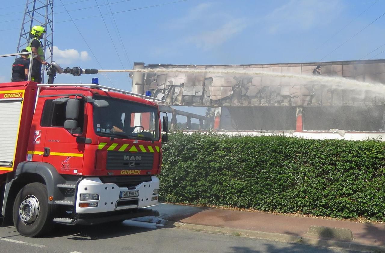 <b></b> Ce mardi matin, les pompiers continuaient d’arroser le bâtiment de la société Weckerle Cosmetics qui a brûlé pendant la nuit.  