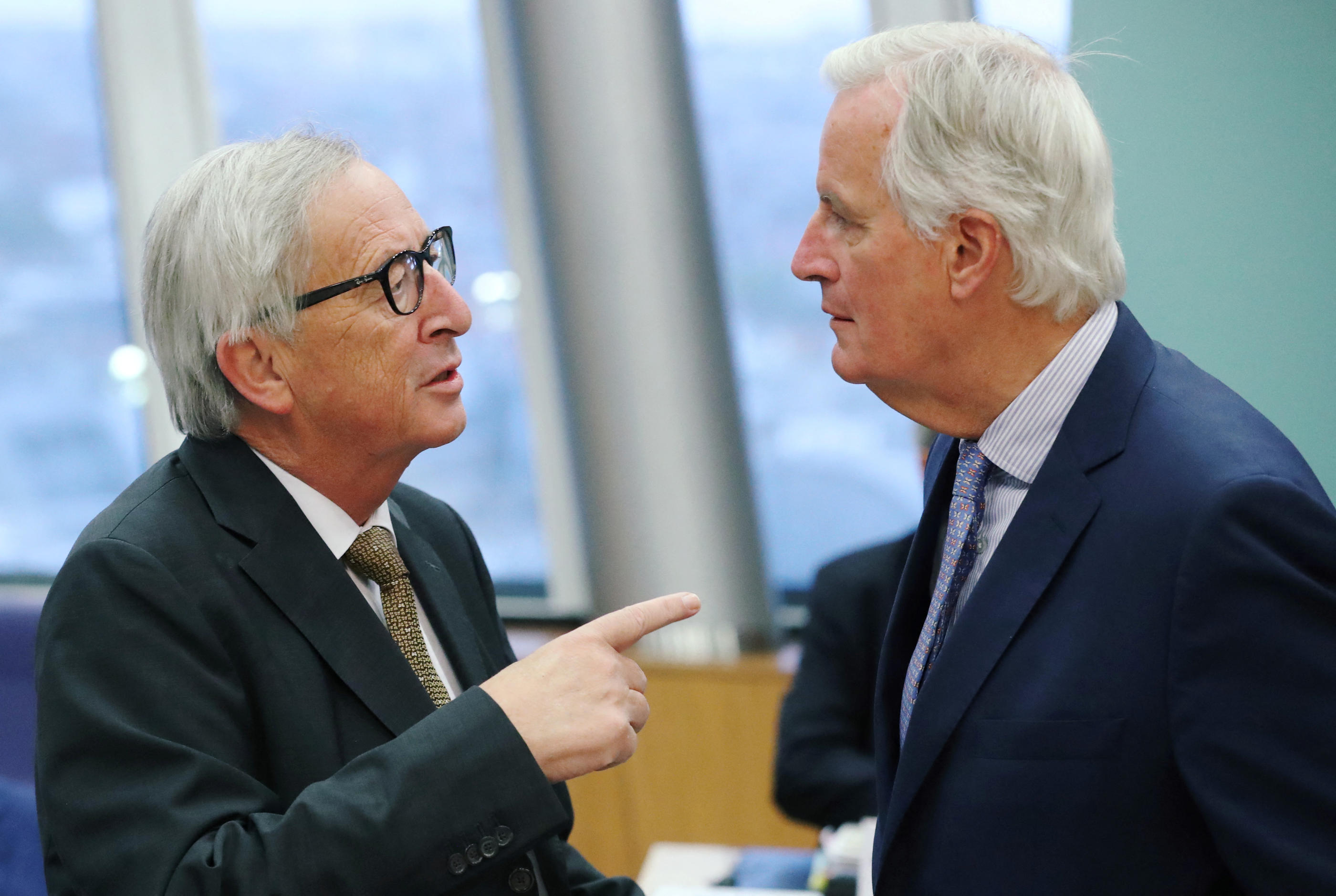 L'ancien président de la Commission européenne Jean-Claude Juncker et Michel Barnier, alors négociateur du Brexit, à Bruxelles, le 9 octobre 2019. REUTERS/Yves Herman