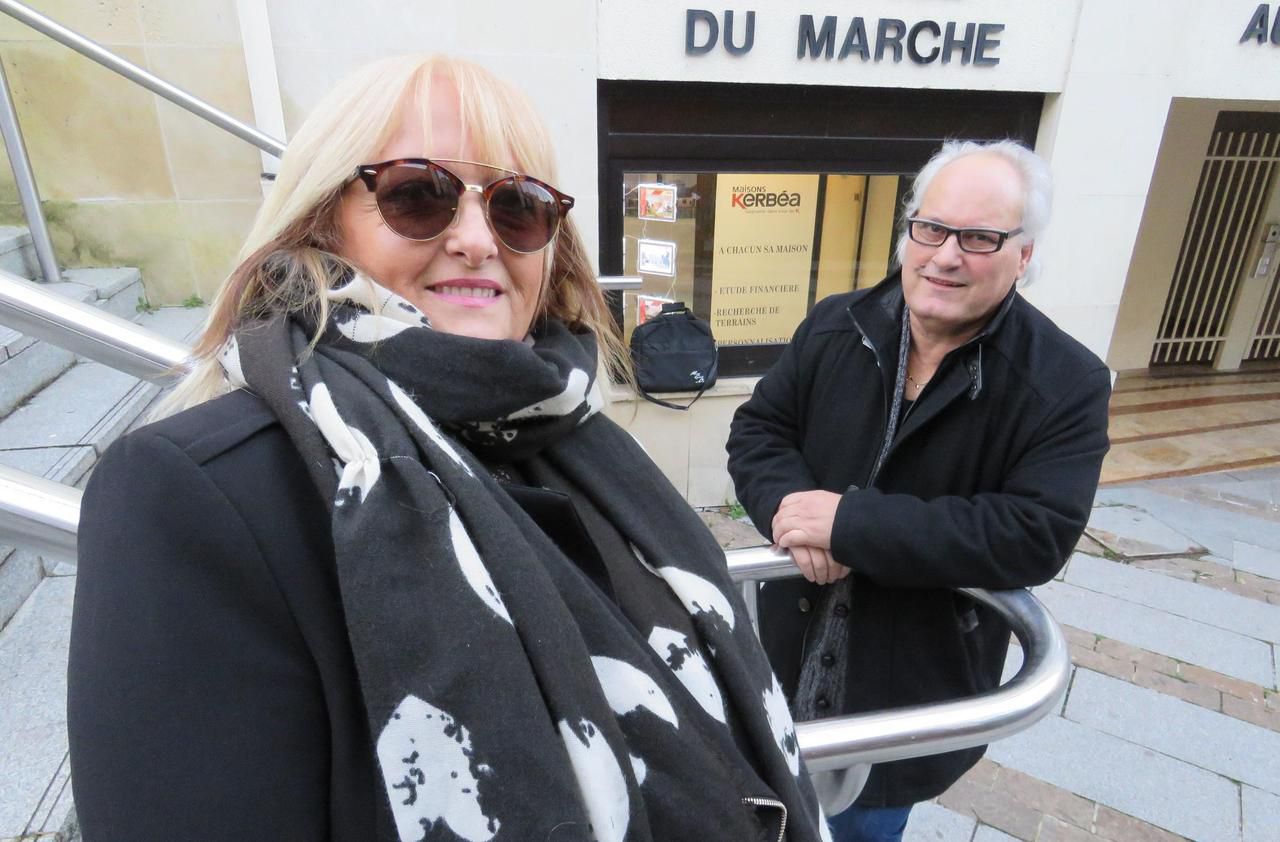 <b></b> Compiègne, jeudi 29 décembre. Martine Ower, sosie officiel vocal et physique de Véronique Sanson, et son mari Bernard Sangis produisent la troupe Aramis. Ils coachent des sosies.