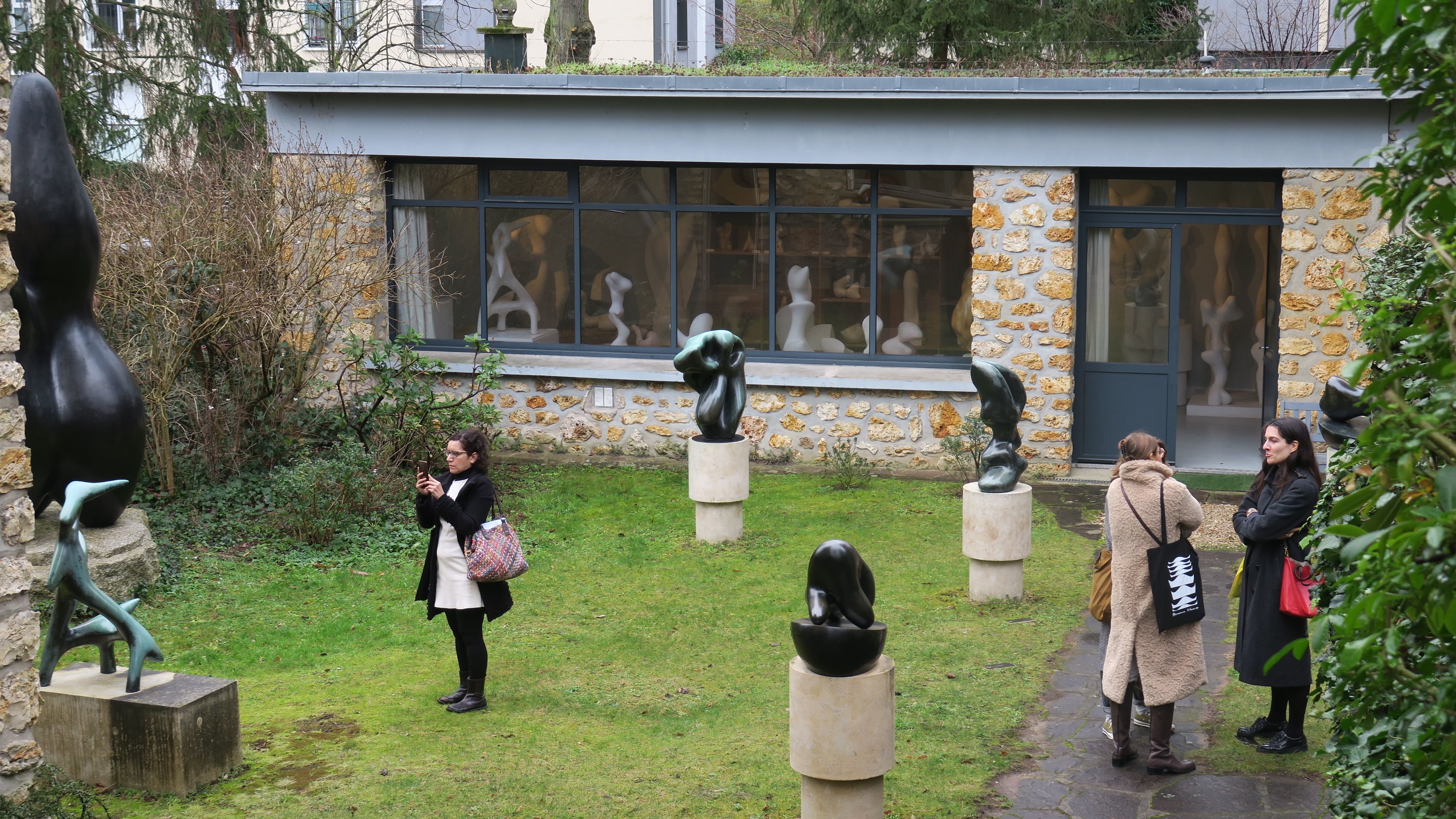 Clamart (Hauts-de-Seine), jeudi 1er février 2024. La maison-atelier de Jean Arp et Sophie Taeuber est ouverte pour la deuxième exposition temporaire des œuvres du couple dadaïste. Les visiteurs ont aussi accès au jardin où sont exposées les sculptures. LP/H.D.