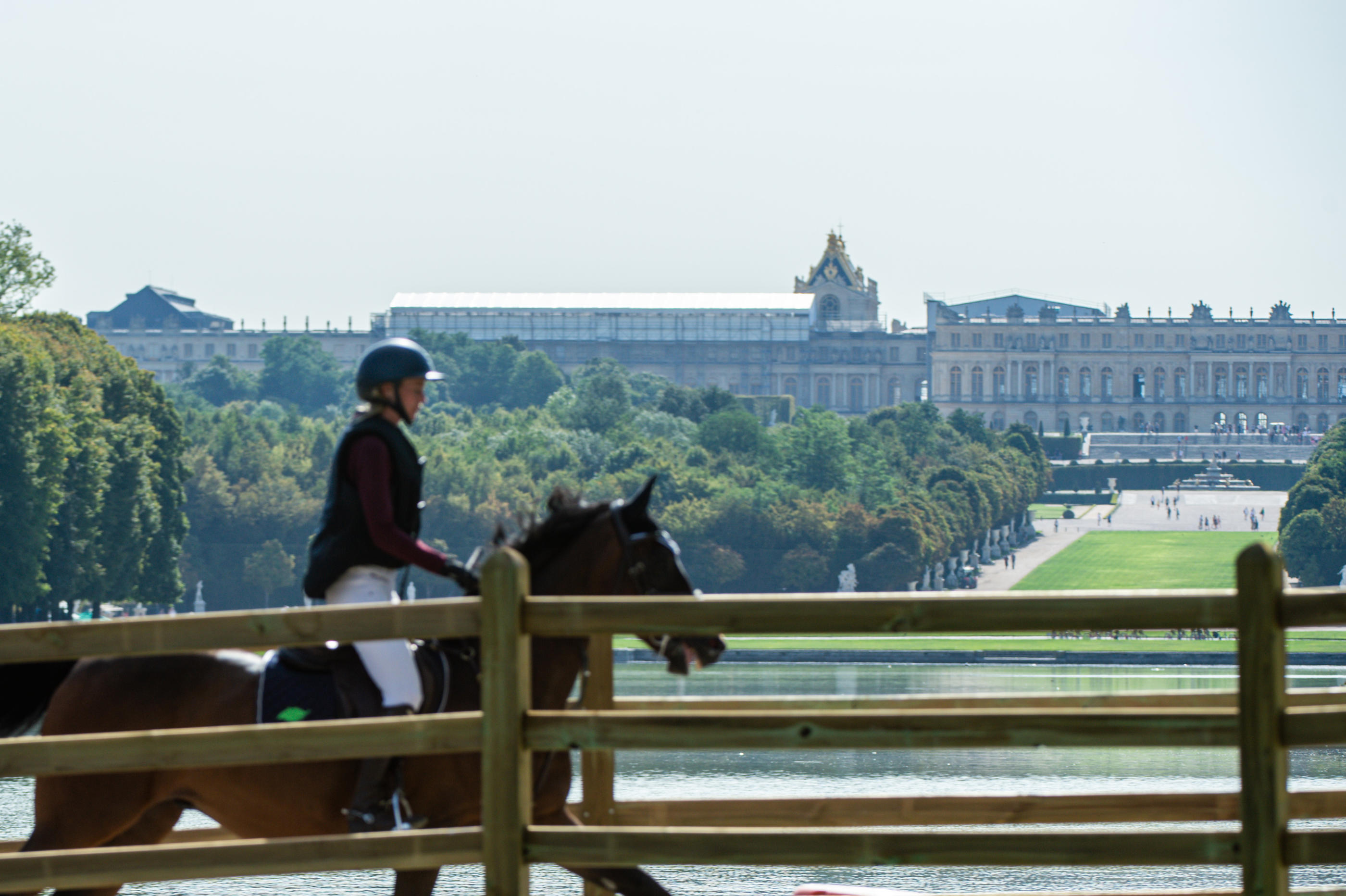 Château de Versailles (Yvelines), mardi 22 août 2023. Un cavalier traverse le ponton du Grand Canal lors du test-event réalisé en amont des Jeux olympiques de Paris 2024. Icon Sport/Daniel Derajinski.