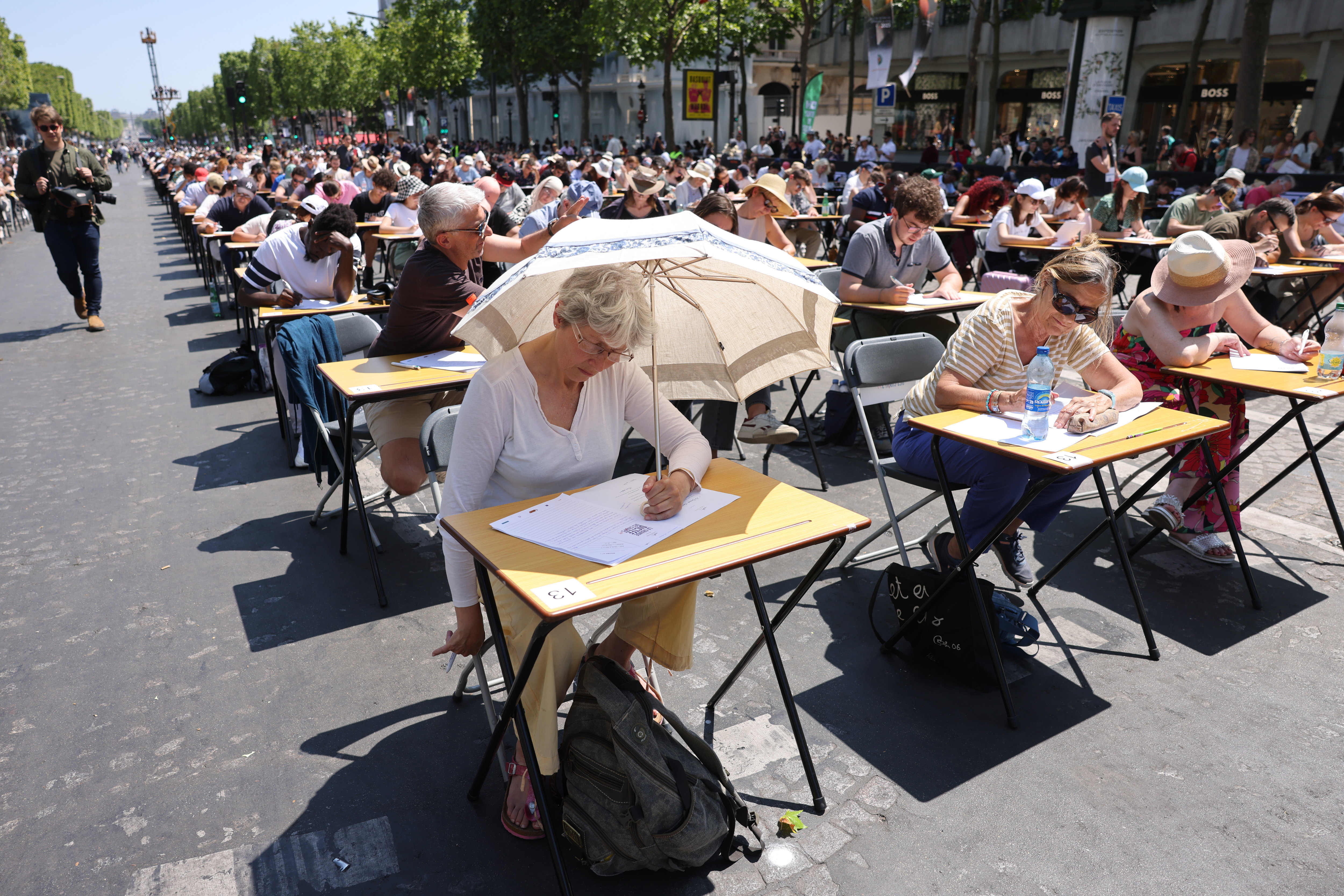Paris (VIIIe), le 4 juin. Une dictée géante, organisée sur l'avenue des Champs-Élysées, a réuni plus de 5000 candidats ce dimanche. LP/Olivier Lejeune