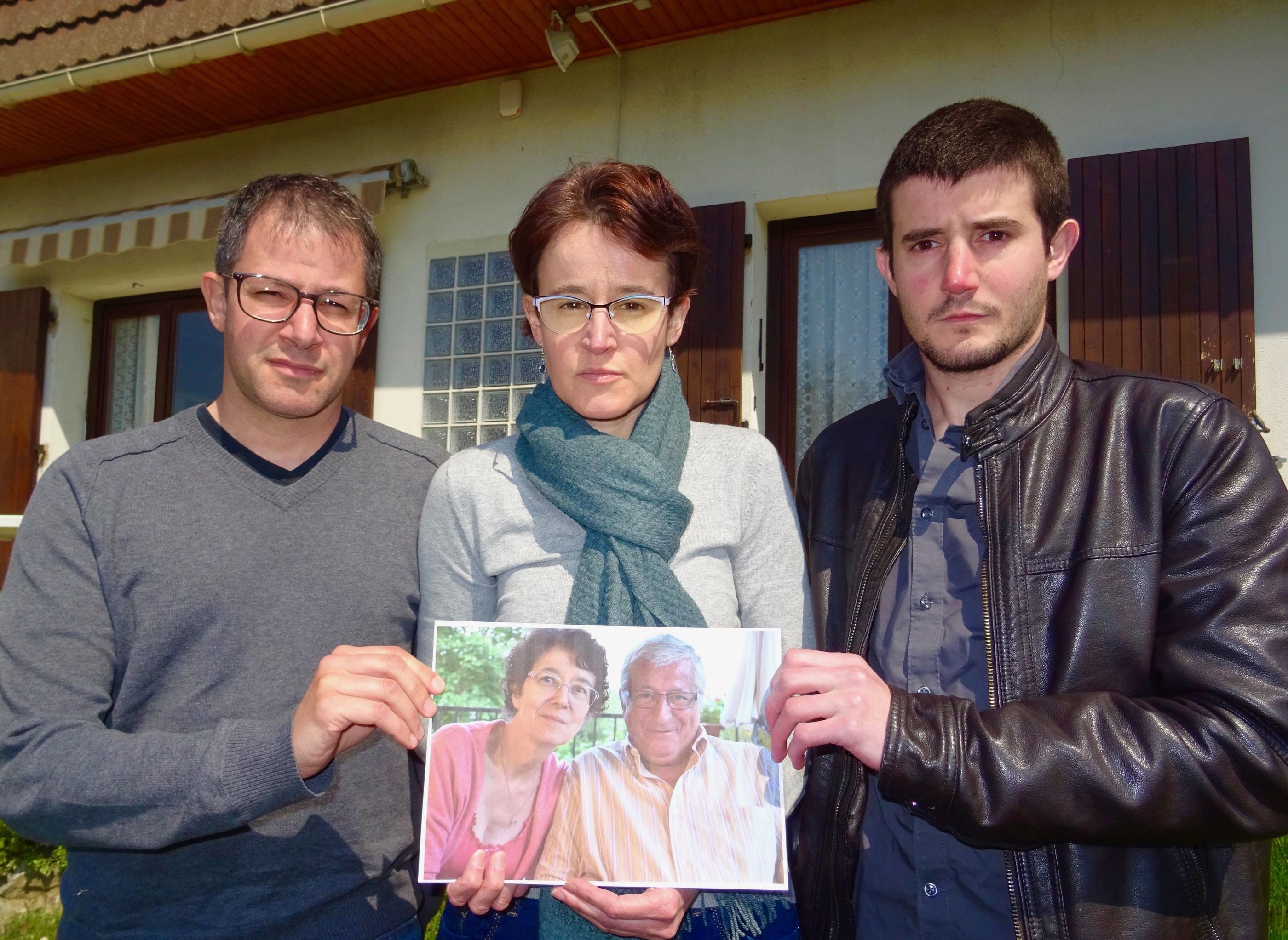 Olivier, Céline et Alain Duron, les enfants du couple de retraités tué le 26 février dernier à Bourgoin-Jallieu (Isère), sont satisfaits de la condamnation des deux gendarmes. LP/Serge Pueyo