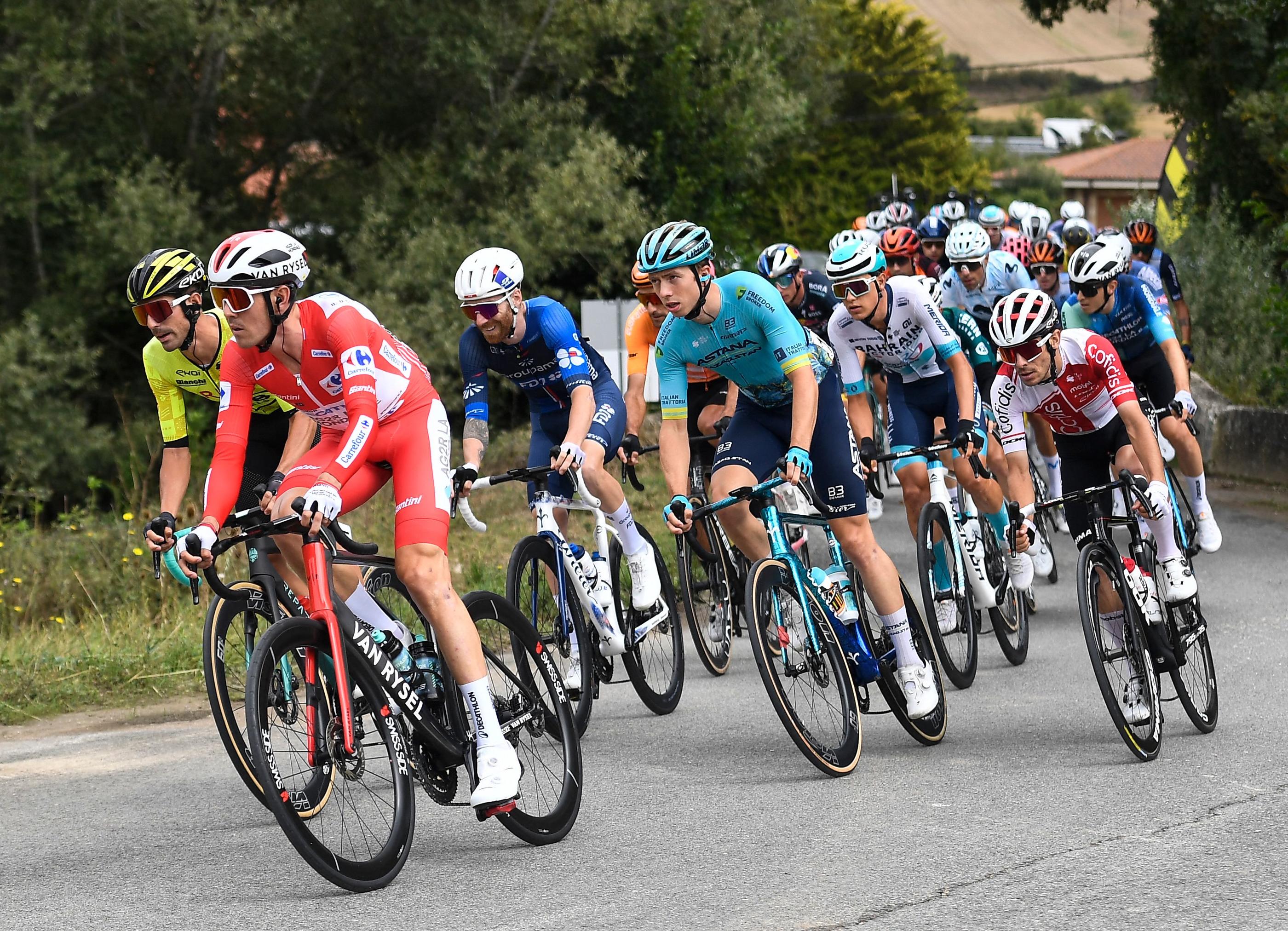 Ben O'Connor a conservé son maillot rouge et possède cinq secondes d'avance sur Primoz Roglic. ANDER GILLENEA/AFP