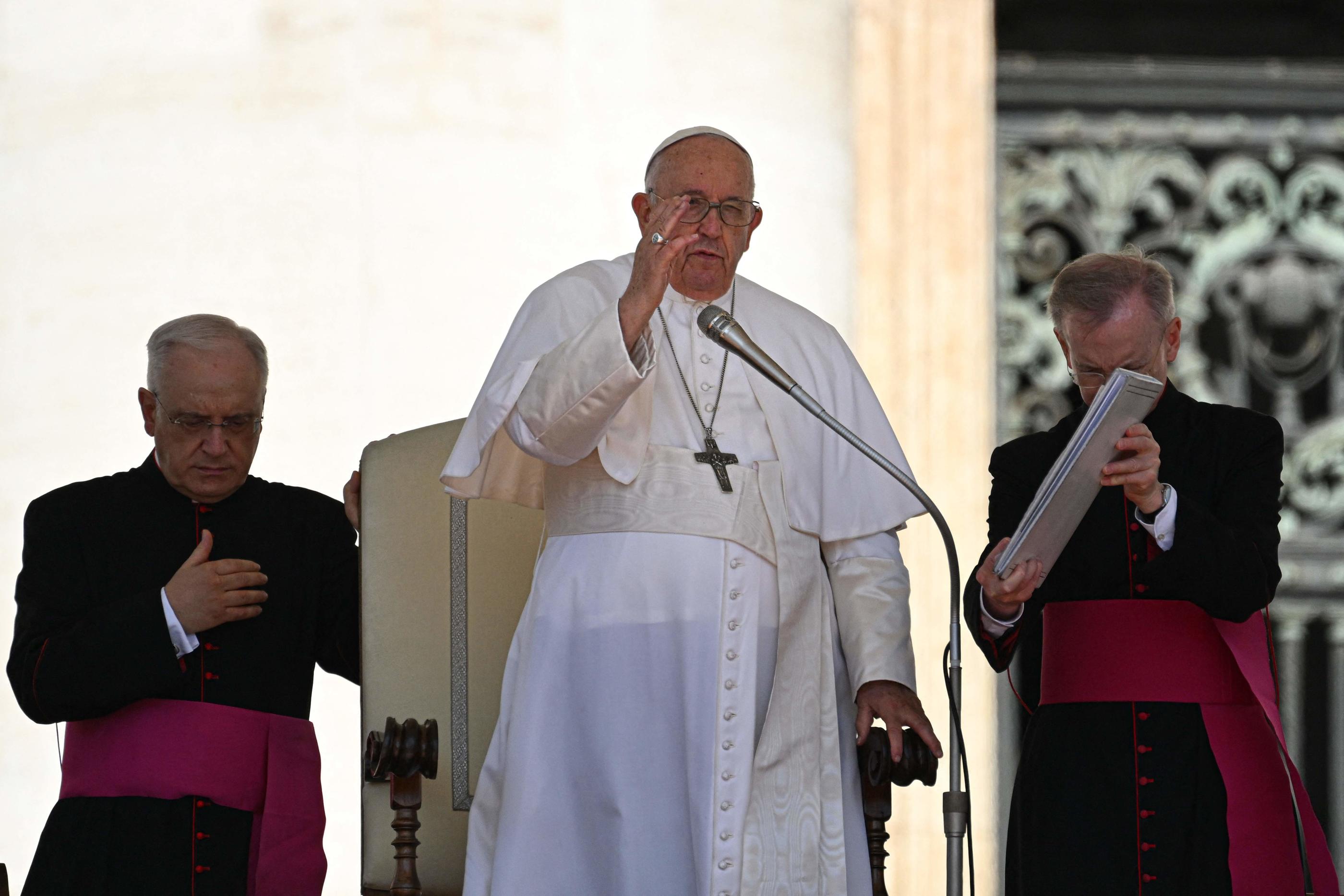Le pape François (ici au Vatican, en juin 2023) permet ainsi aux personnes homosexuelles, comme celles ayant rompu leur mariage, d'être bénies officiellement par un prêtre. AFP/Andreas Solaro