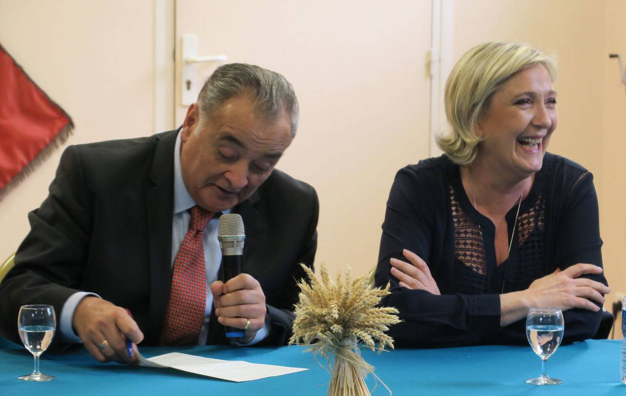 <b></b> Le Vaudoué, le 3 mars dernier. Pierre Bacqué maire et conseiller départemental donne son parrainage à Marine Le Pen pour la présidentielle. 