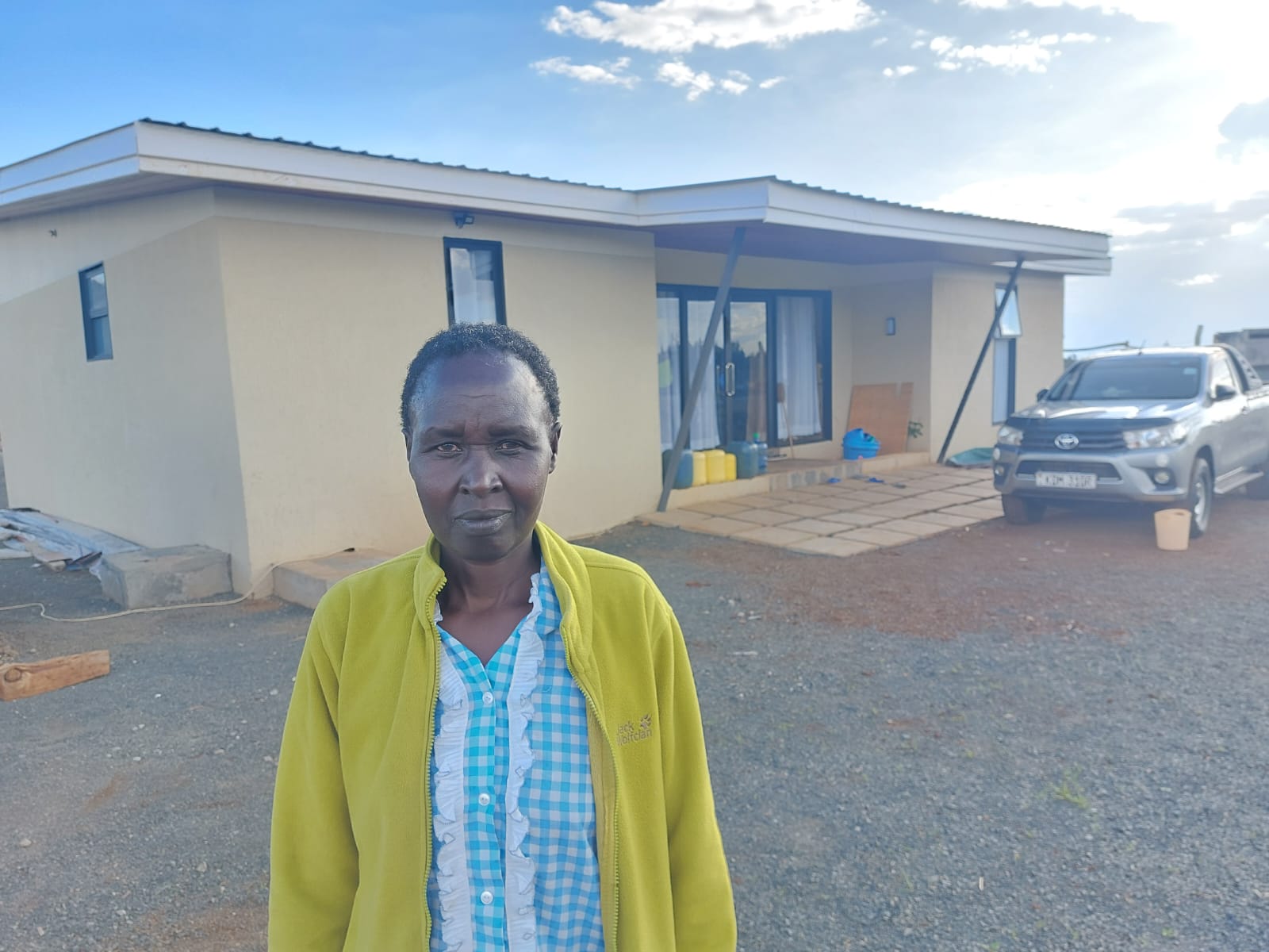 Mary Kangongo, la maman de Kelvin Kiptum, devant sa nouvelle maison familiale au Kenya, espère venir aux Jeux de Paris, là où son fils rêvait de l'or olympique. LP/Cyril Simon