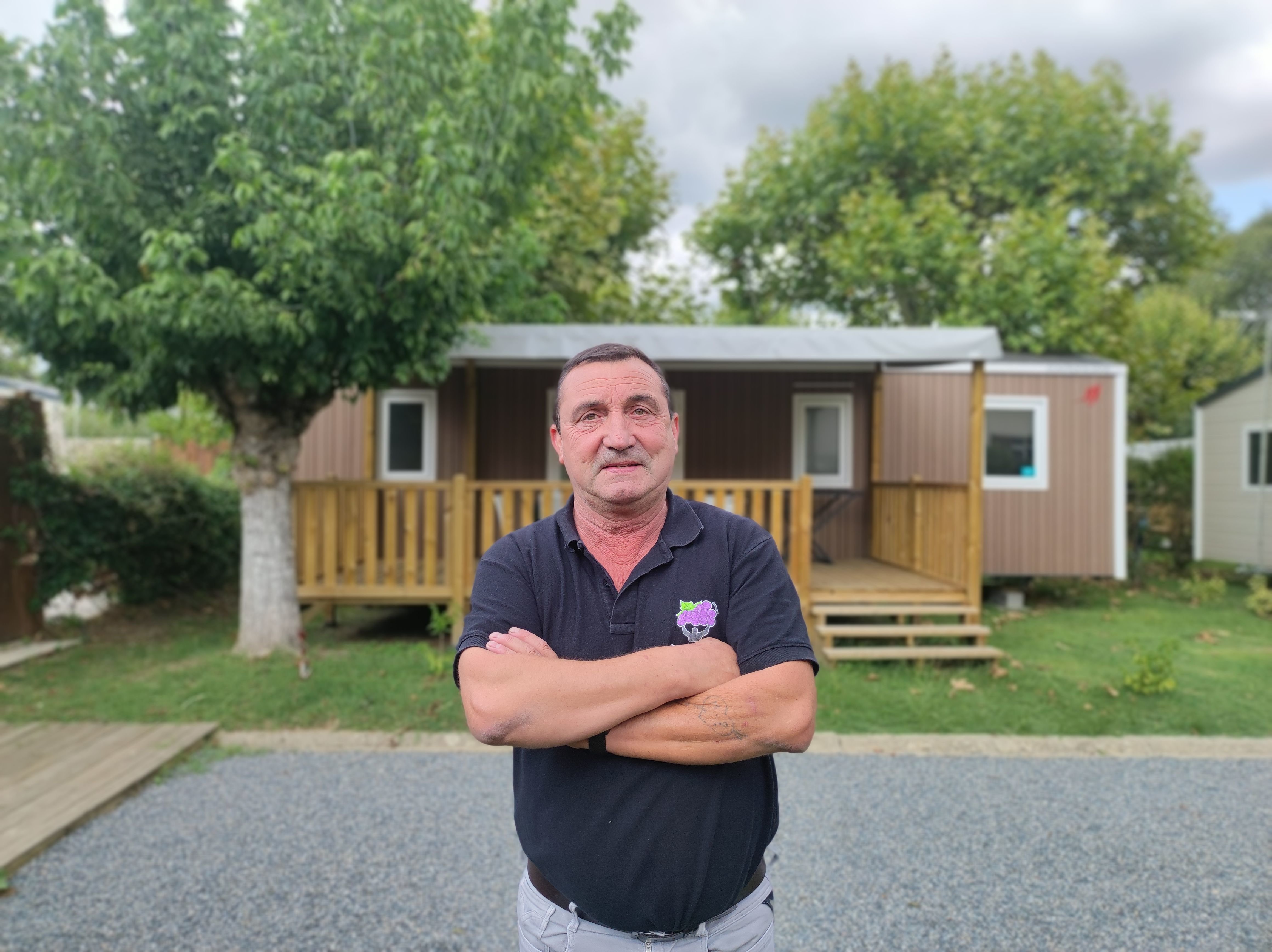 Michel Perez devant un des mobile homes du camping de la rivière fleurie, dans lequel il loge ses employés. LP/Denis Granjou