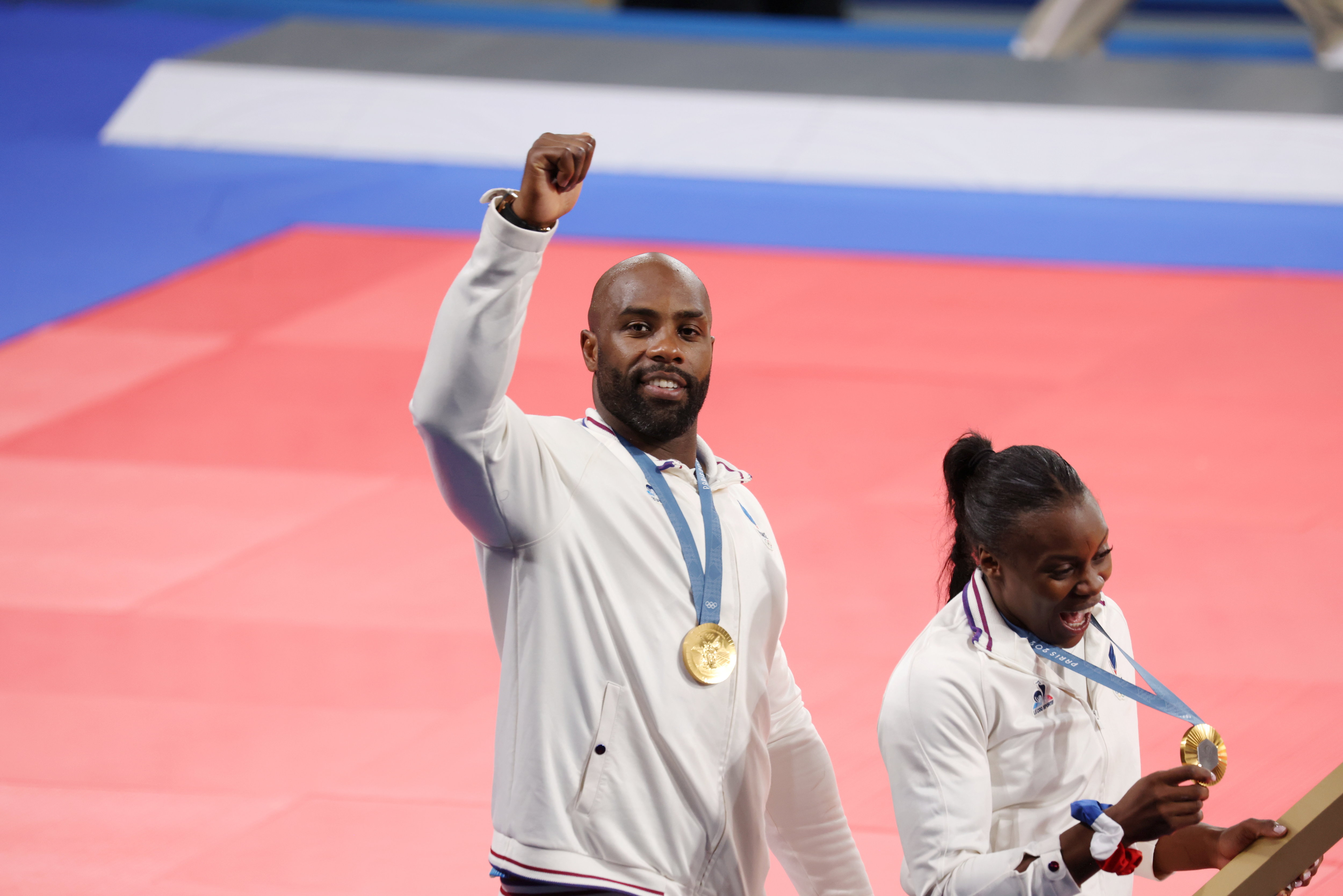 Teddy Riner après avoir reçu la médaille d'or de l'épreuve par équipes mixtes. LP / Jean Baptiste Quentin