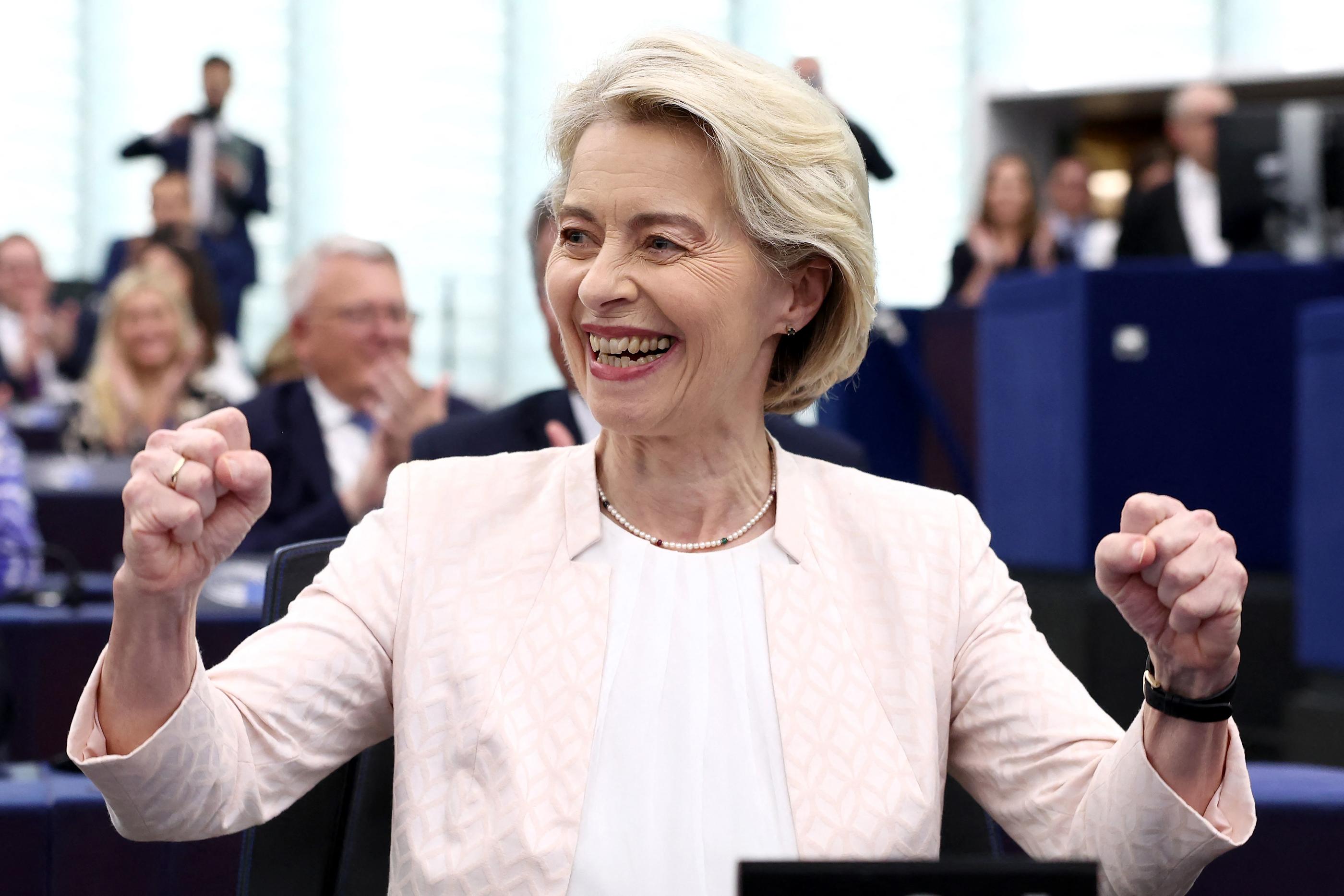 La conservatrice allemande Ursula von der Leyen, présidente sortante de la Commission européenne, a été réélue avec 401 voix par les eurodéputés ce jeudi à Strasbourg. AFP/Frédérick Florin