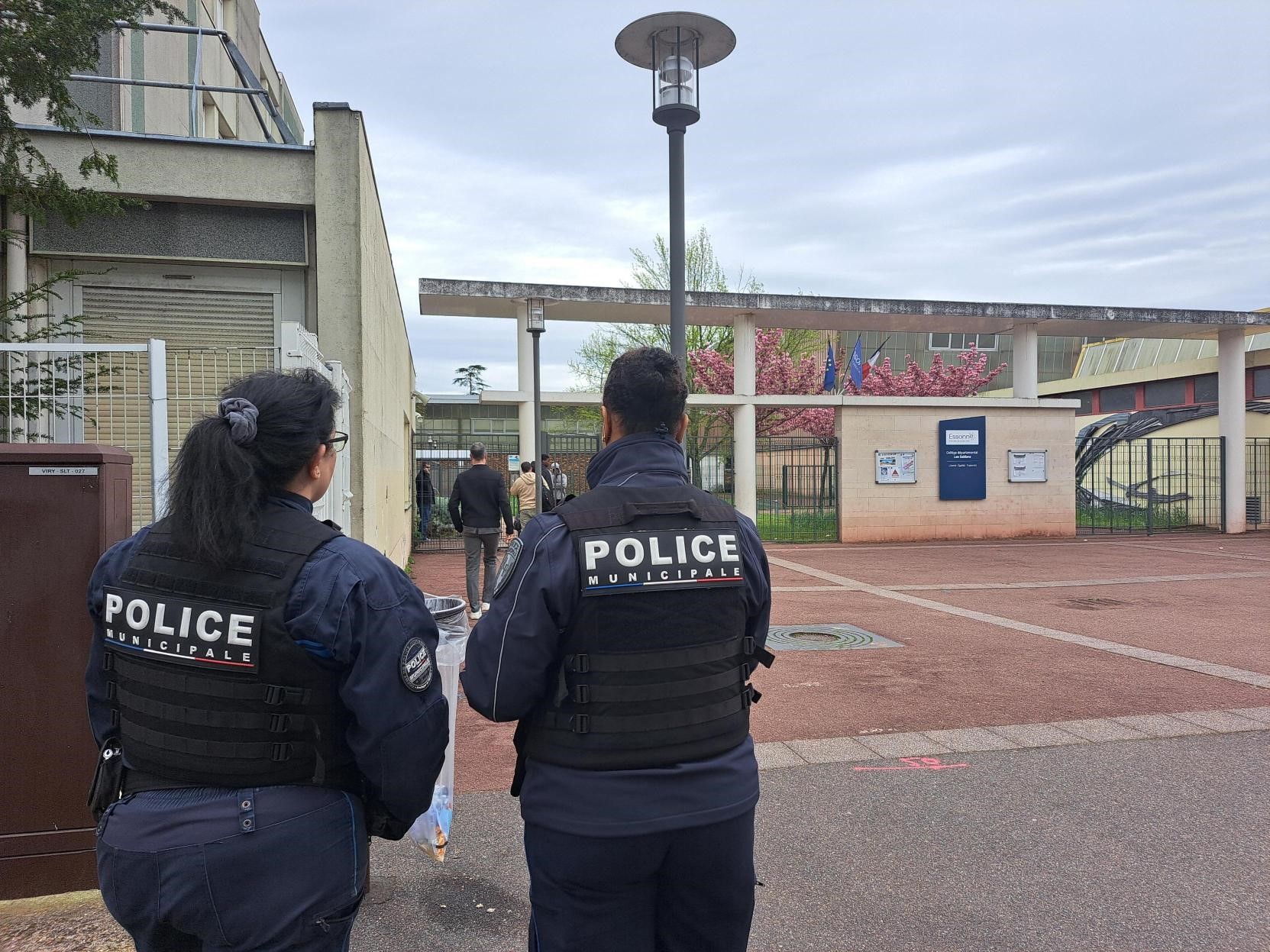 Les secours ont été contactés peu avant 16h30 à Viry-Châtillon jeudi pour venir en aide à un adolescent victime d'une agression. LP/Thomas Diquattro