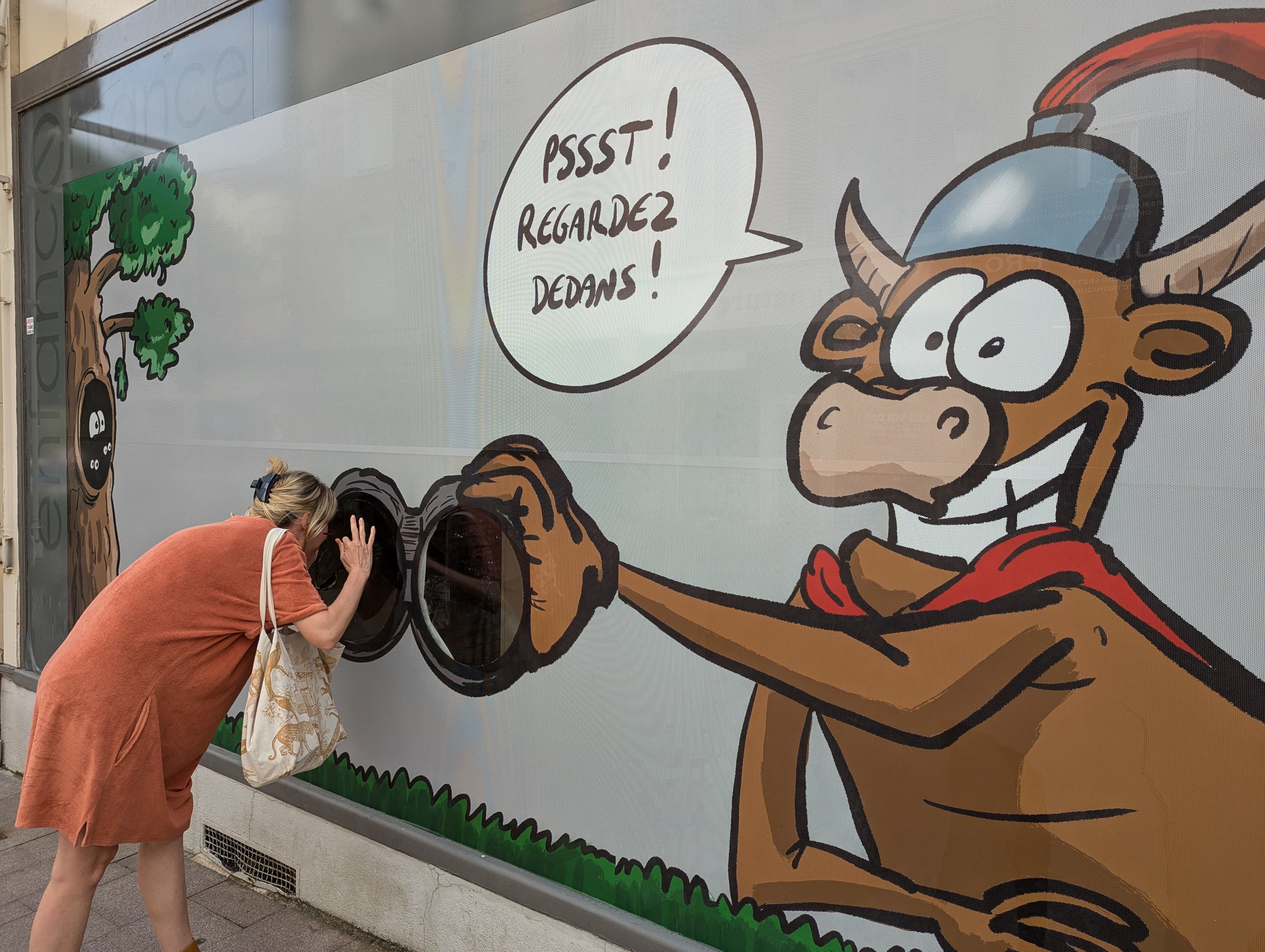 La vache limousine version BD, nommée Lemeuhvice en référence aux habitants historiques de Limoges, les Lémovices, et signée d'un artiste local, Bidu, interpelle les passants. LP/Franck Lagier