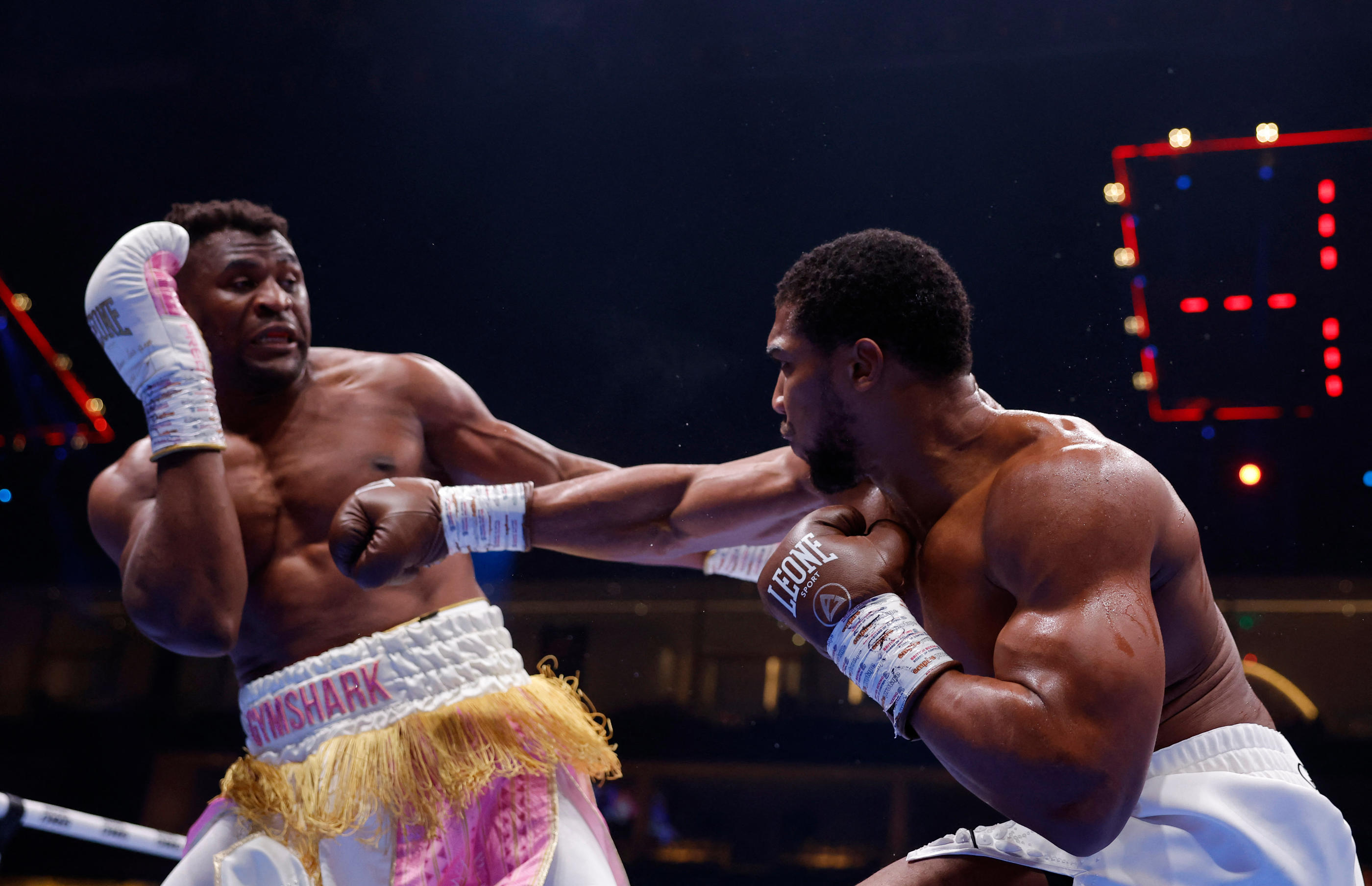 Francis Ngannou (à gauche) a subi son premier KO après seulement deux rounds face à Anthony Joshua. Reuters/Andrew Couldridge