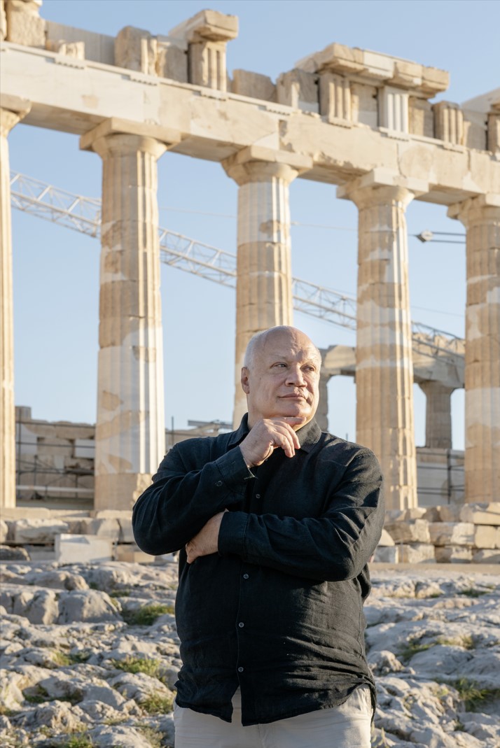 L'écrivain et romancier belge Éric-Emanuel Schmitt, devant le Parthénon, lors de sa visite à l'Acropole d'Athènes à l'occasion de la parution de son nouveau livre « La Lumière du Bonheur » , Grèce, avril 2024.