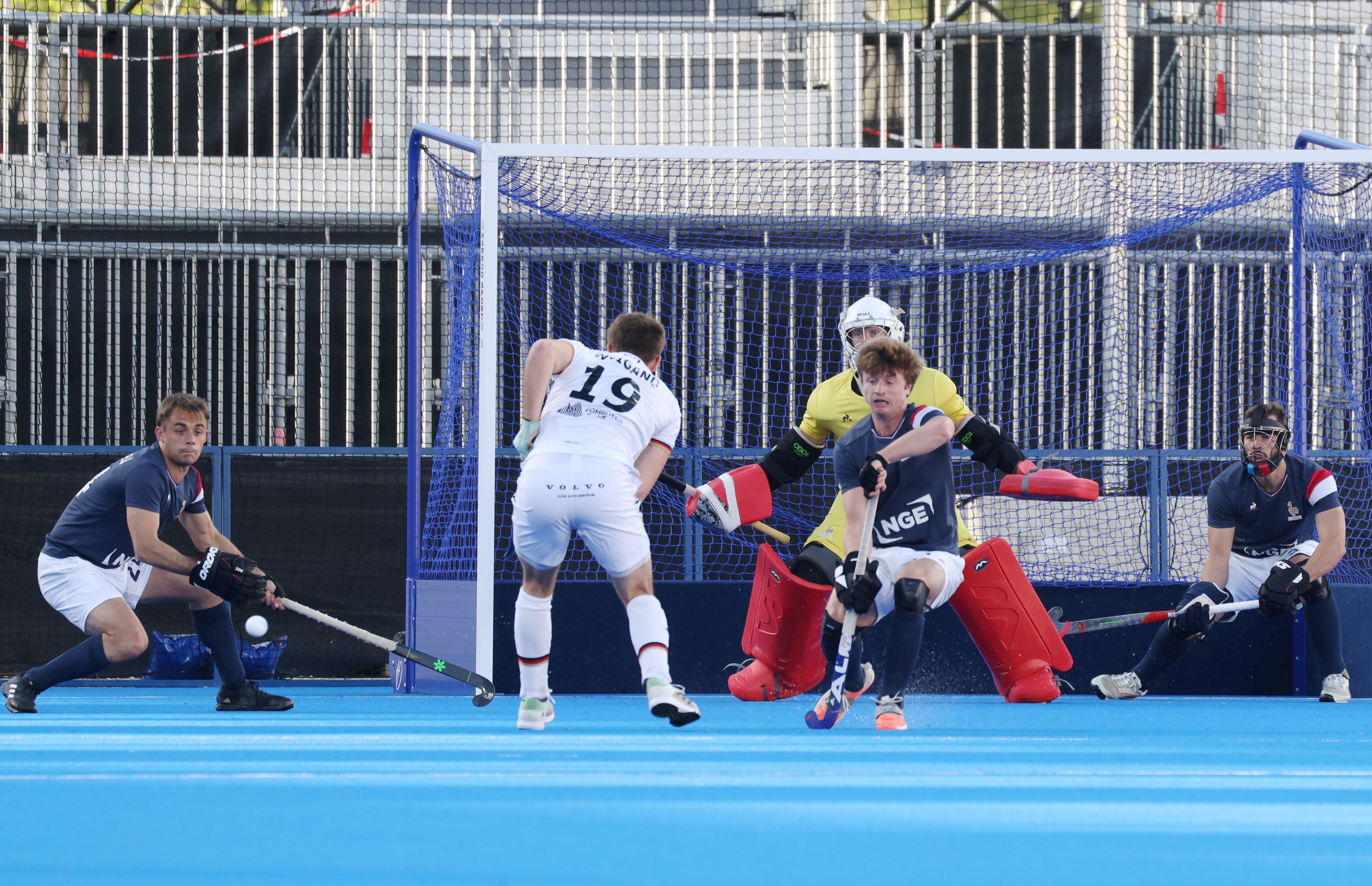 L'équipe de France, sur un pénalty-corner défensif, lors du test-event au stade Yves-du-Manoir. LP/Jean-Baptiste Quentin