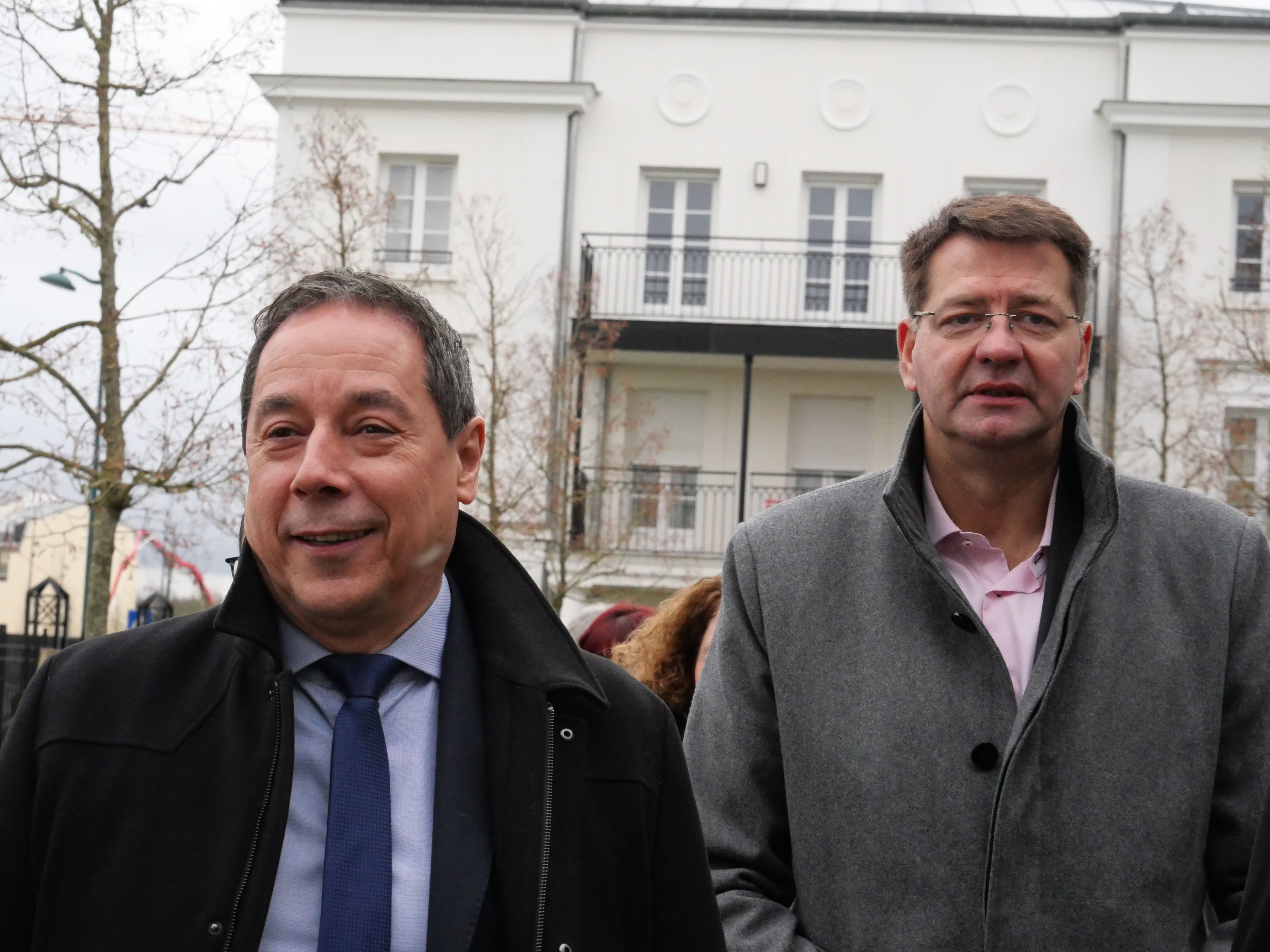 Serris, le 14 décembre 2023. Le ministre du logement Patrice Vergriete est venu échanger avec le maire et président d'agglomération Philippe Descrouet (UDI) sur le sujet des meublés touristiques. LP/Cécilia Leriche