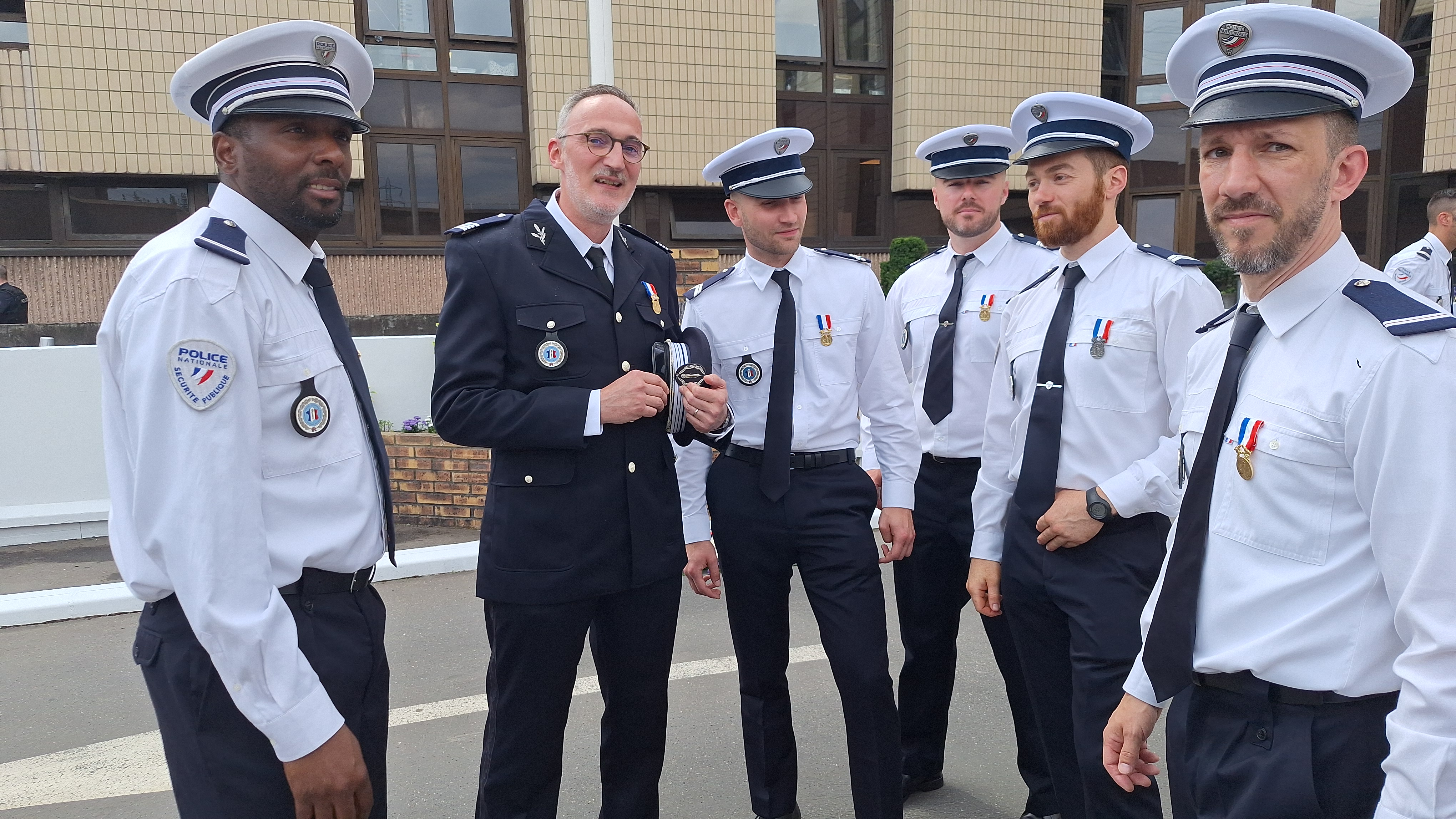 Le commandant Gicquel (uniforme sombre) et cinq policiers d'Enghien ont été médaillés pour leur intervention au casino d'Enghien, le 1er mai 2023. LP/Frédéric Naizot