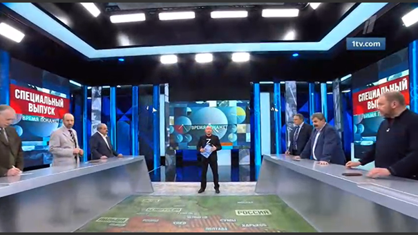 Moscou, jeudi. Sur la chaîne de télévision la plus regardée de Russie, le présentateur d'un "débat" arbore un t-shirt avec le signe Z de l'armée russe. Capture d'écran.