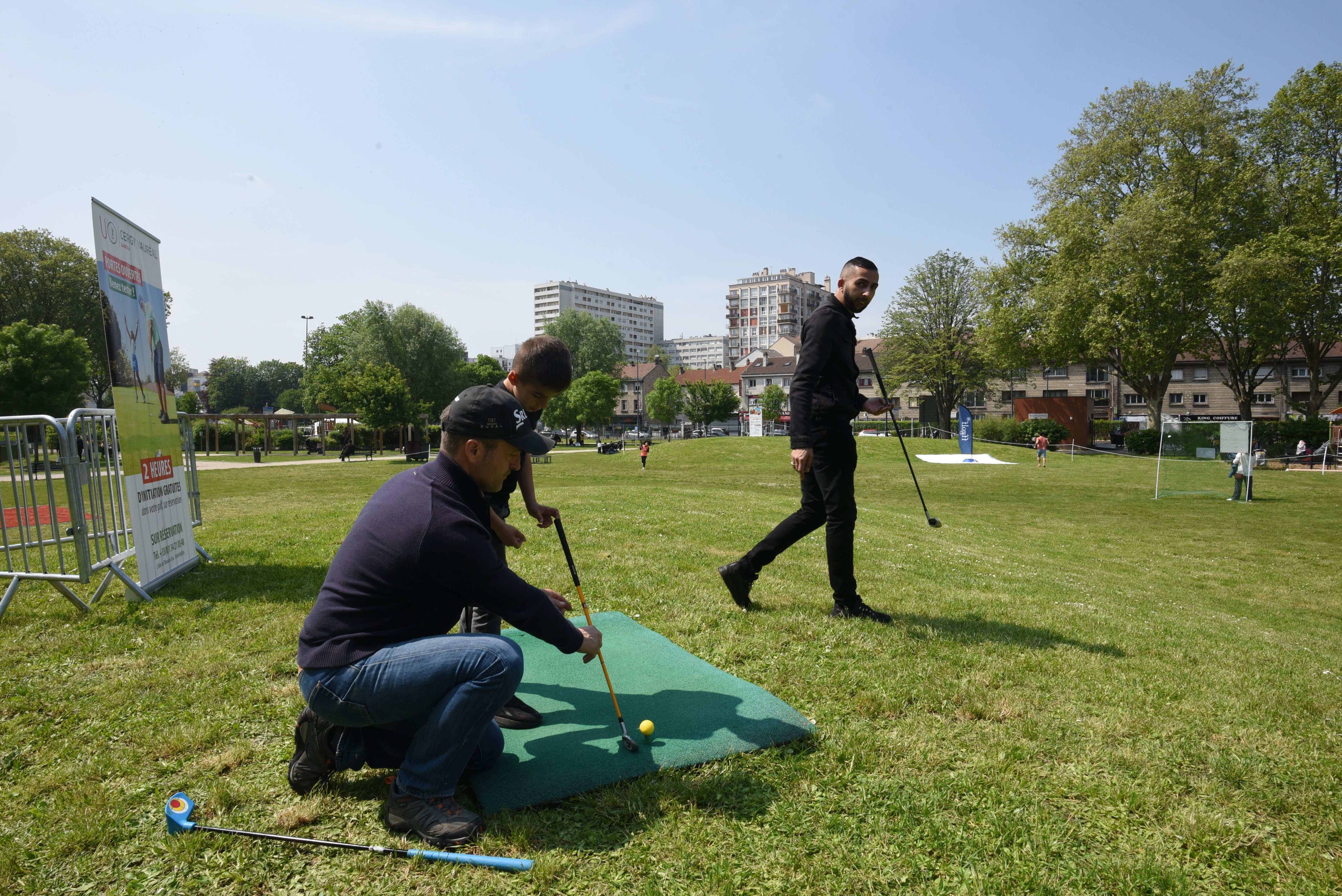 Argenteuil , le 14 mai. La ville a transformé le parc des Berges en parcours ludique de golf pour faire découvrir gratuitement ce sport à plusieurs centaines d'enfants et leurs parents. LP/Frédéric Naizot