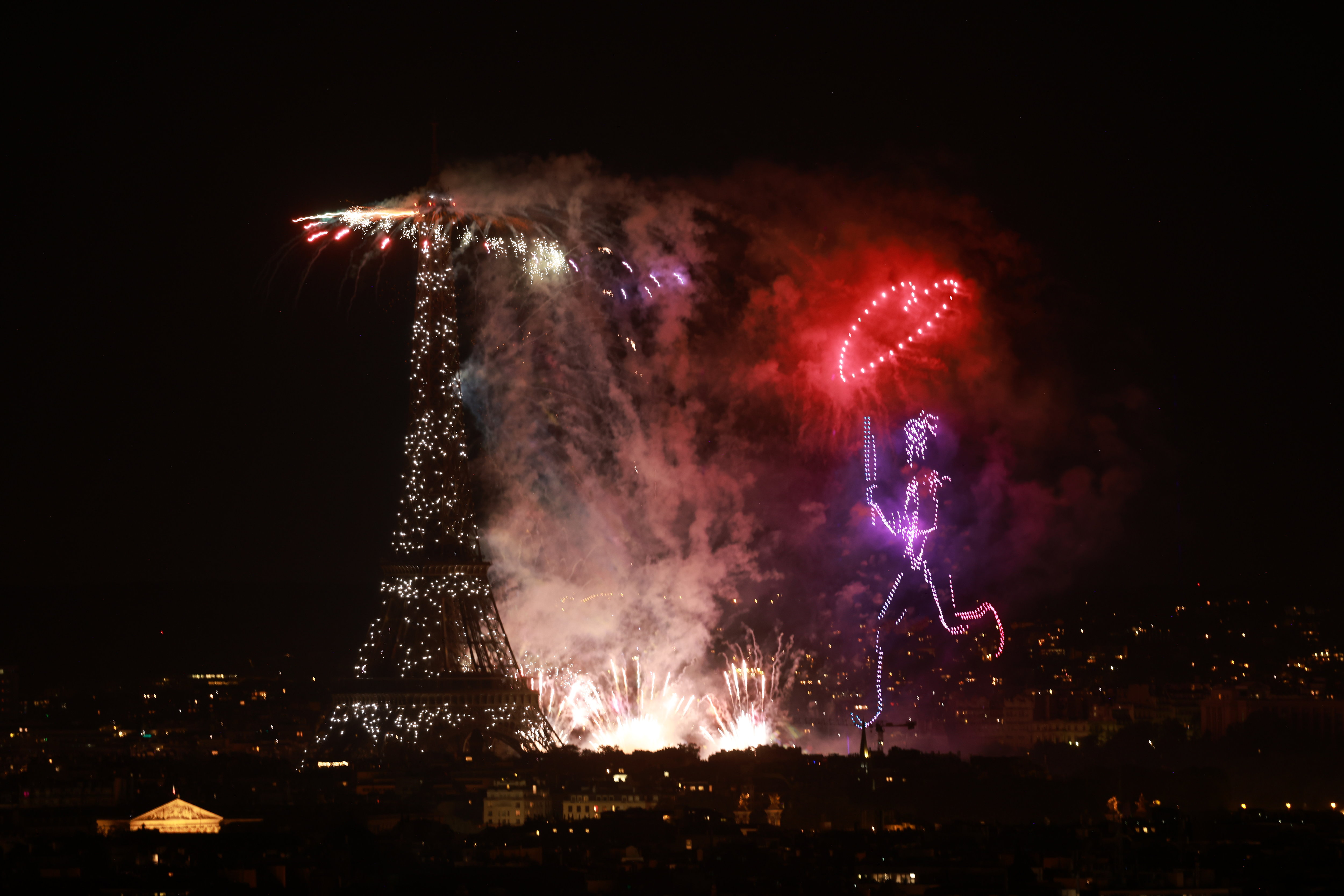 Paris, ce dimanche 14 Juillet 2024. En cette année olympique des silhouettes d’athlètes flottant dans les airs ont été formées par les 1000 drones utilisés. LP/Olivier Arandel