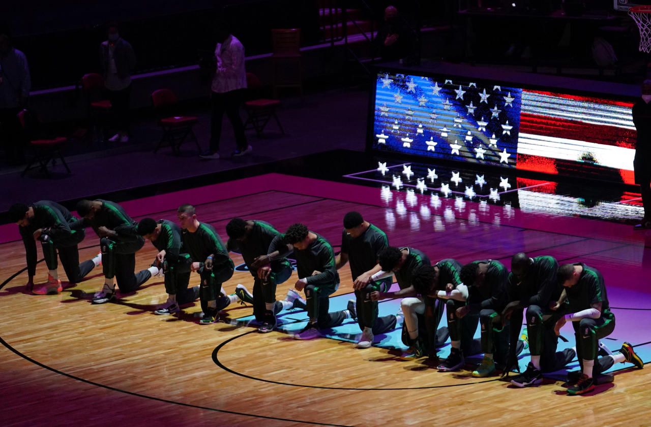 <b></b> Les joueurs de Boston ont manifesté leur colère pendant l’hymne américain.
