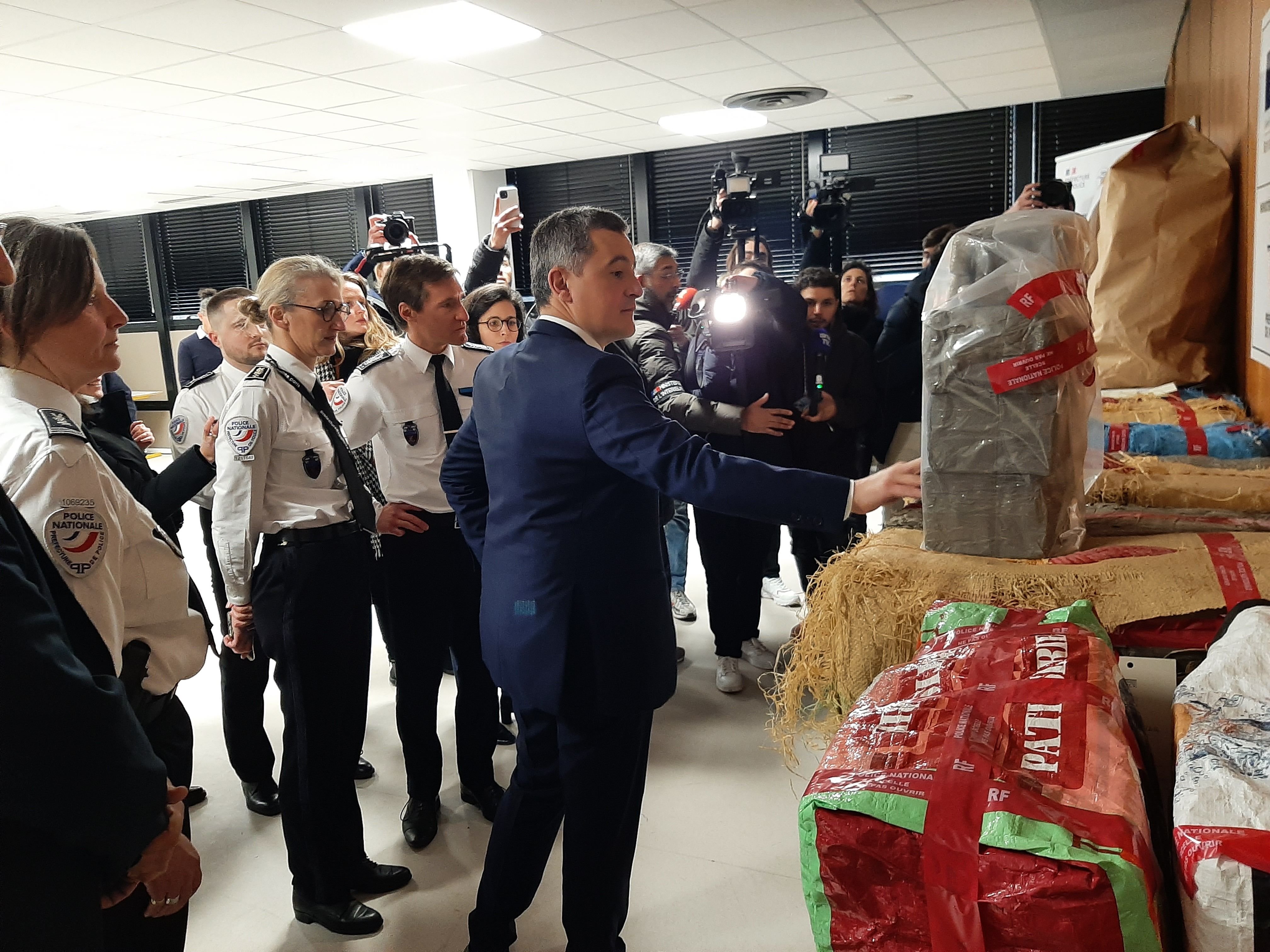 Créteil, le 21 janvier. Le ministre de l'Intérieur Gérald Darmanin s'est rendu au commissariat de Créteil pour féliciter les policiers de la Sûreté territoriale du Val-de-Marne pour cette prise de drogue "très impressionnante". LP/Marine Legrand