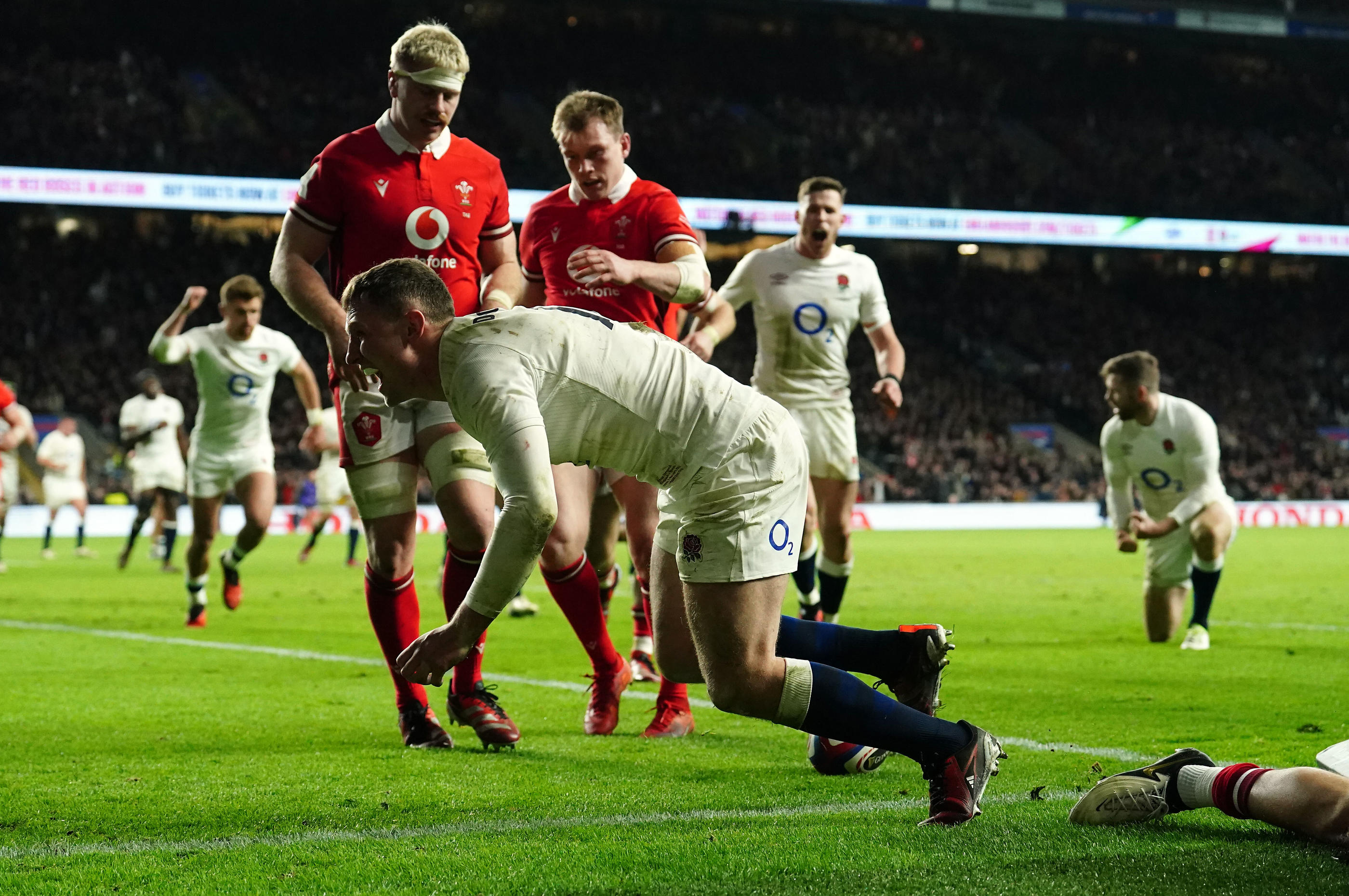 Fraser Dingwall, centre du XV de la Rose, marque le deuxième essai anglais contre les Gallois. Icon Sport