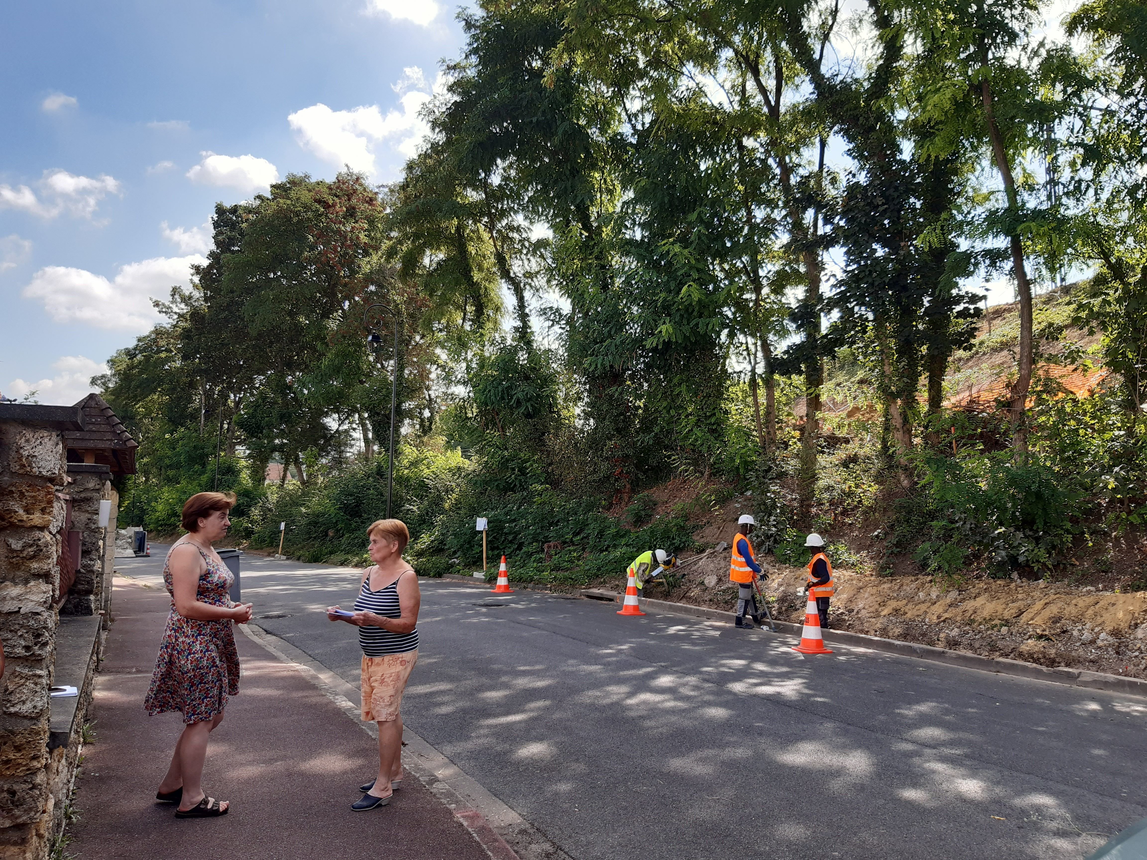 Antony, le 27 juillet 2022. Les riverains de la rue des Chênes seront les premiers à être gênés par le chantier de la SNCF sur la ligne Massy-Valenton, qui doit durer six ans. Les travaux de préparation de la rampe de sortie des camions débutent... face à leurs pavillons. LP/LP/Marjorie Lenhardt