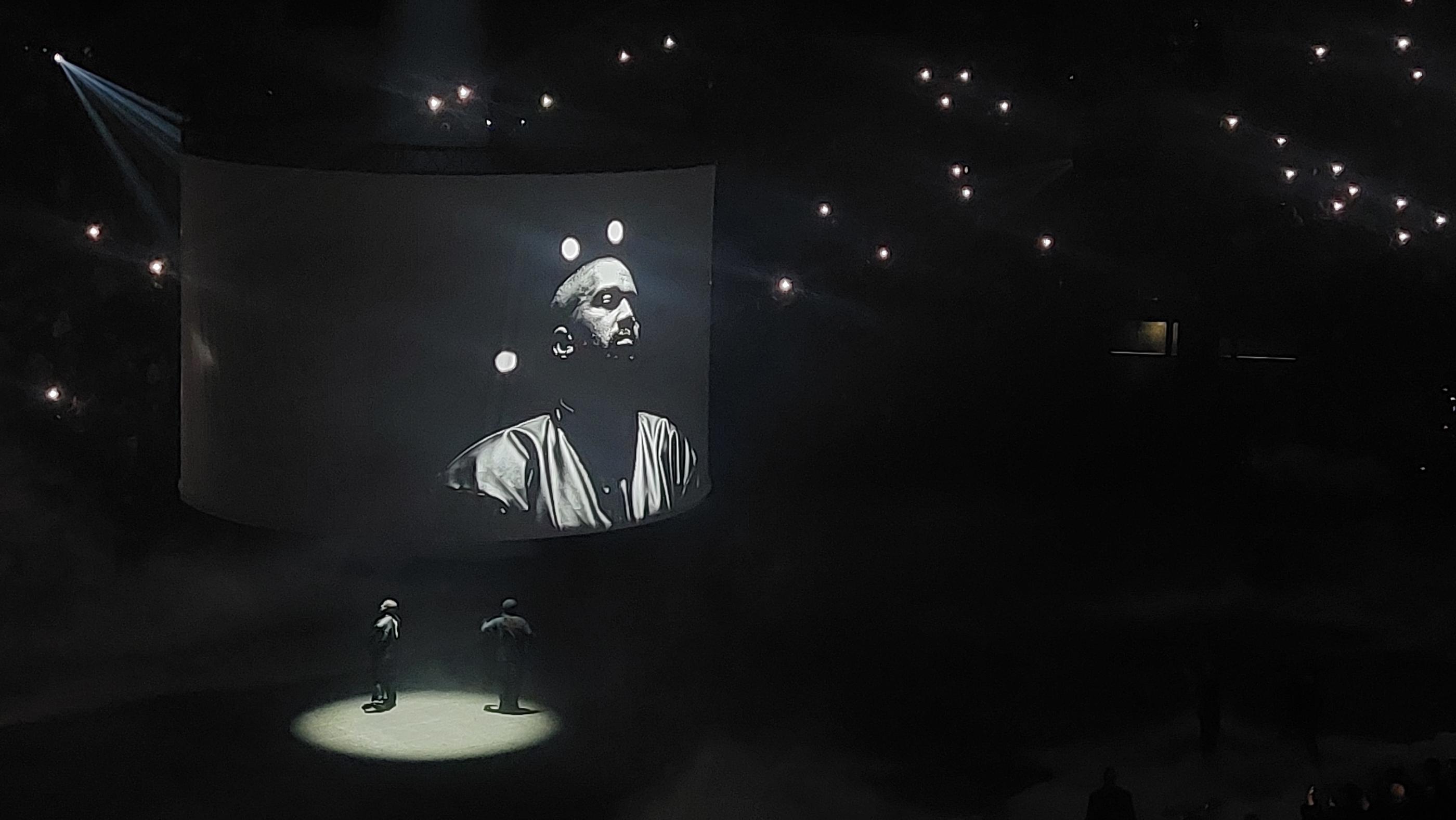 Kanye West a gardé sa cagoule sur la tête tout le long de sa « listening experience » ce dimanche à Paris, ne dévoilant son visage sur l'écran de l'Accor Arena que sur « King », le dernier morceau de l’album. LP/Sylvain Merle