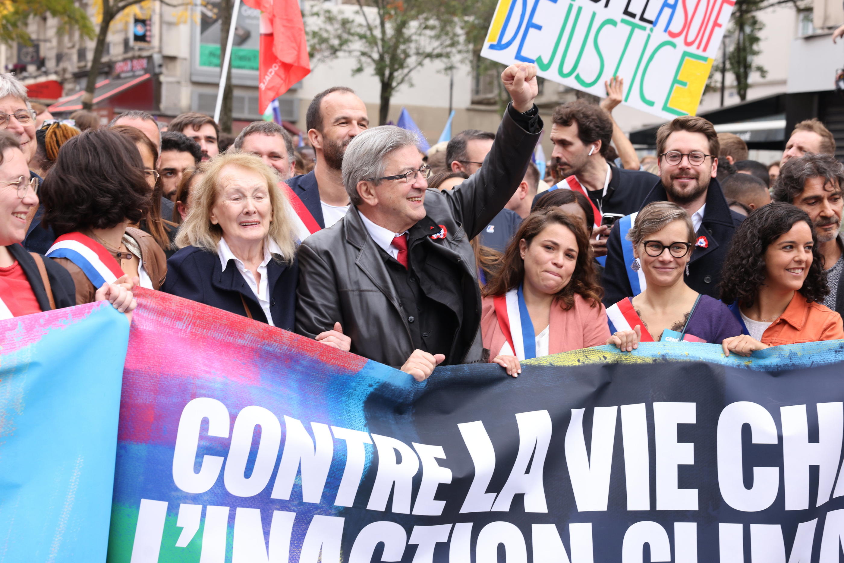 Jean-Luc Mélenchon, avec la Nobel de littérature Annie Ernaux, à Paris le 16 octobre lors de la marche «contre la vie chère et l’inaction climatique», qui avait déjà fait monter la tension entre LFI et les syndicats. LP/Olivier Lejeune