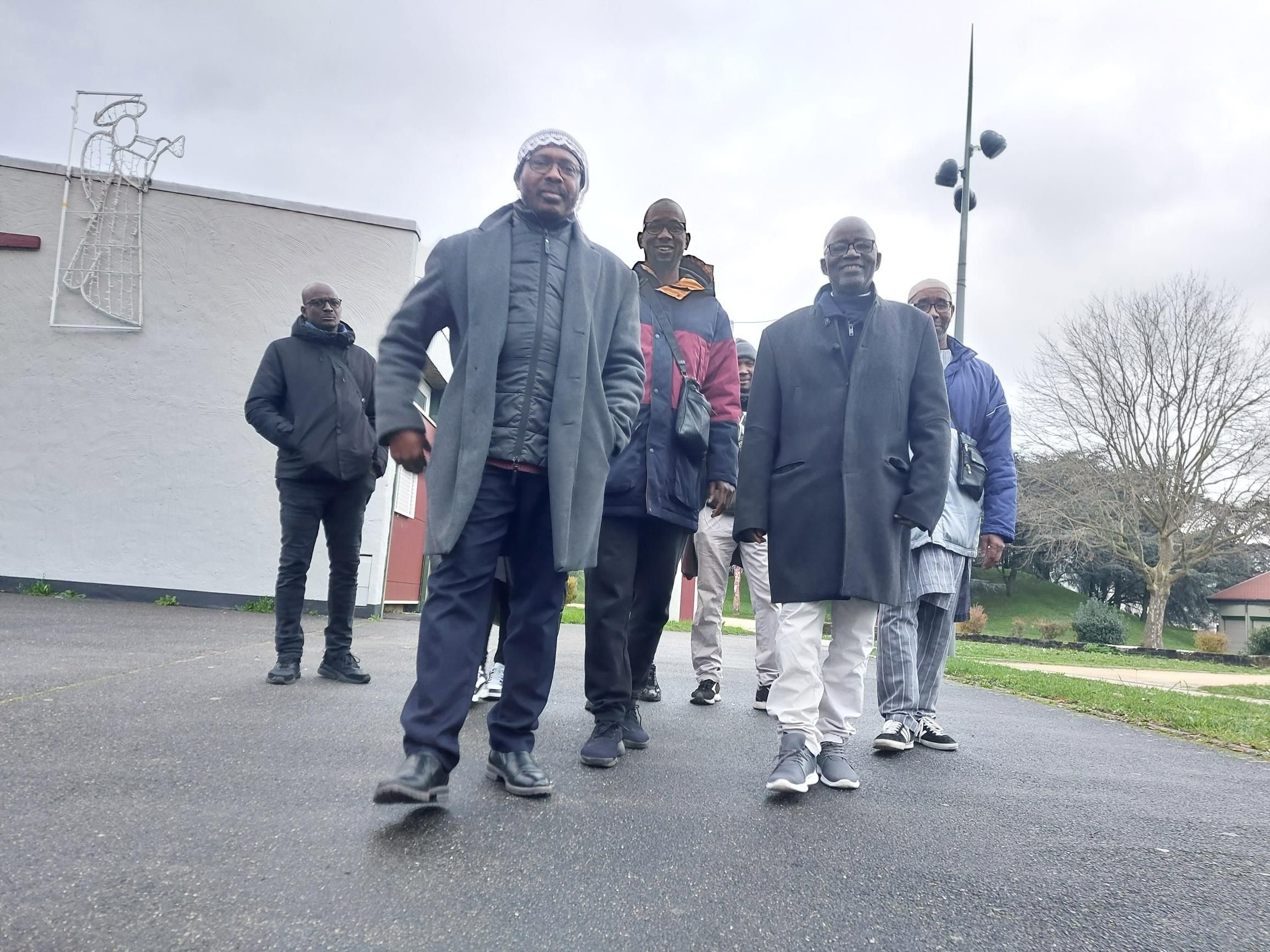 Chennevières (Val-de-Marne), samedi 30 décembre. Le collectif des Papas Debout veille sur la tranquillité du quartier depuis 2020. LP/Laure Parny