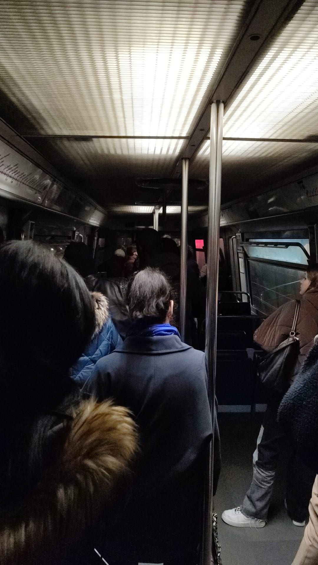 Dans le métro, le 21 mars. Les voyageurs ont remonté la rame à la queue leu leu pour ensuite descendre sur les voies et atteindre la station Créteil-l'Échat (Val-de-Marne). DR