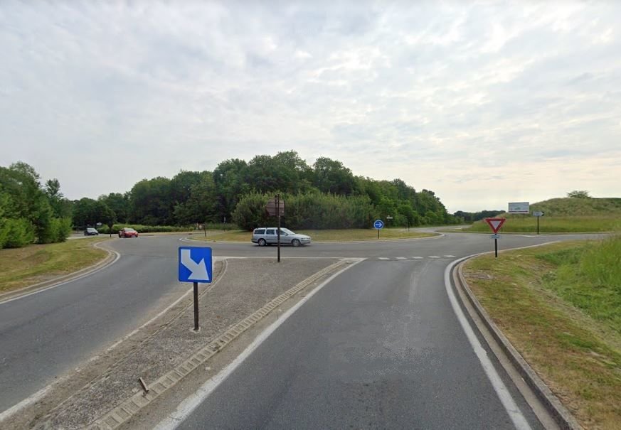 Coulommiers. Un accident s'est produit au rond-point de la D402 dit de la Déchetterie. Le conducteur de 22 ans est décédé, son passager âgé d'une quarantaine d'années est blessé. Google Street View