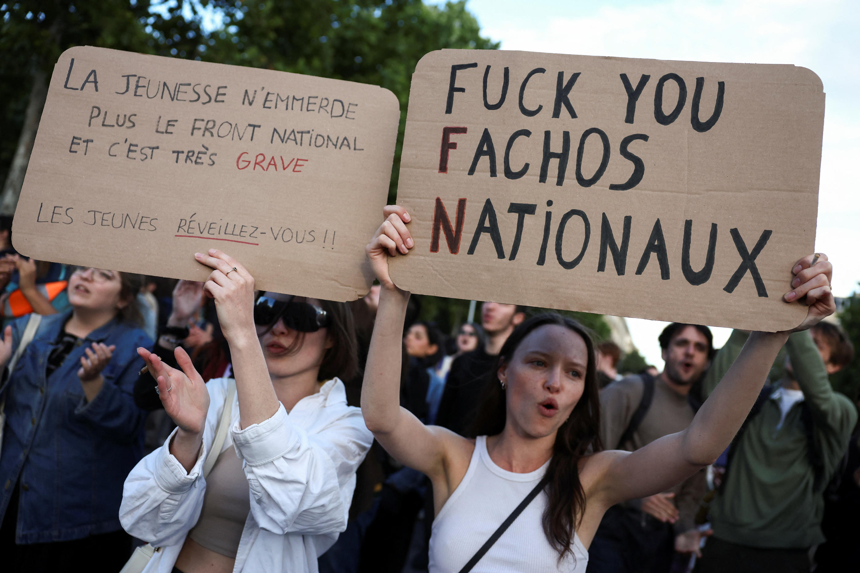 Place de la République à Paris, ce lundi soir. Après un premier rassemblement spontané contre le RN dès dimanche soir, de jeunes parisiens ont réinvesti la place ce lundi en fin de journée. REUTERS/Stephanie Lecocq