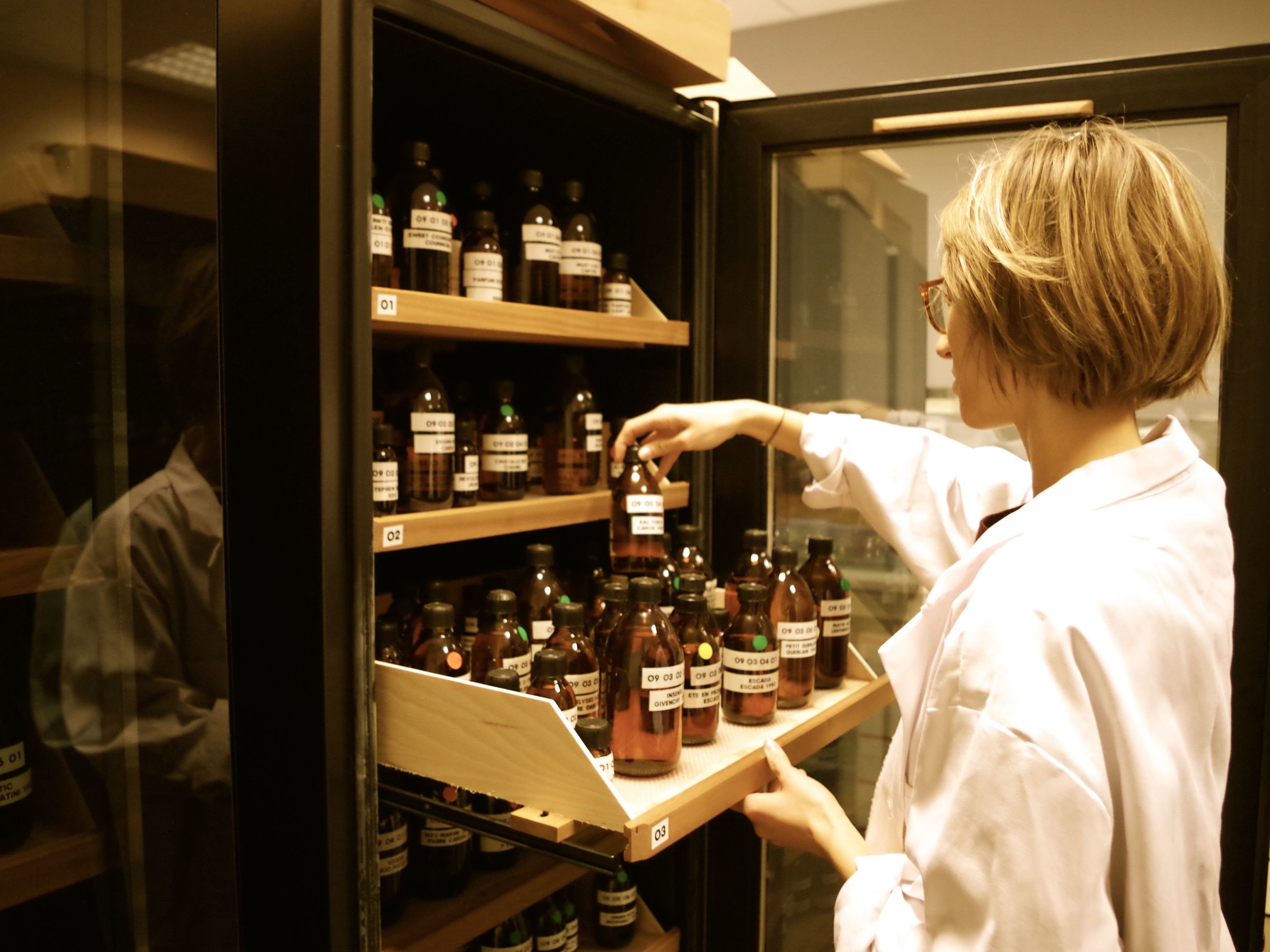 Versailles (Yvelines). L'Osmothèque conserve des matières premières, parfois rares, dans des armoires réfrigérées à 12 °C pour faire la repesée de parfums disparus. DR