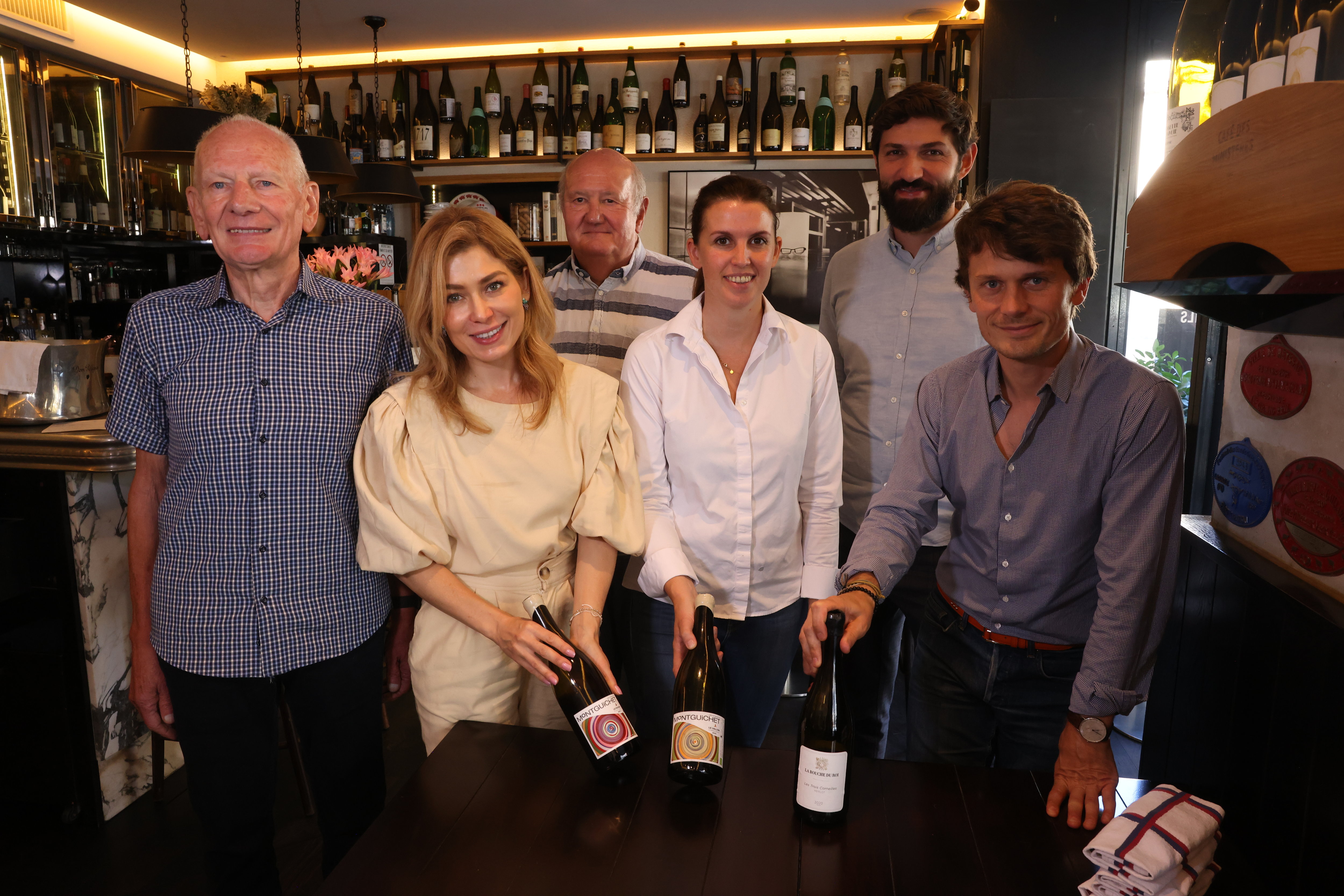 Paris (VIIe). Les six membres du jury de notre concours des meilleurs vins d'Île-de-France présentent leurs coups de cœur à l'issue de la dégustation. LP/Olivier Lejeune