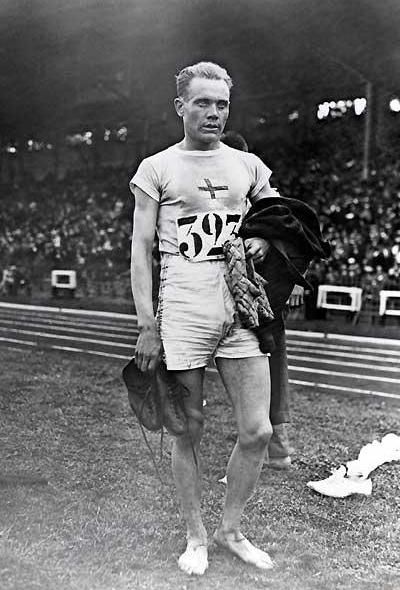 Le coureur Paavo Nurmi a survolé les JO de Paris 1924. Il apparaît ici après l’une de ses cinq médailles d’or au stade Yves-du-Manoir, en juillet 1924. DR