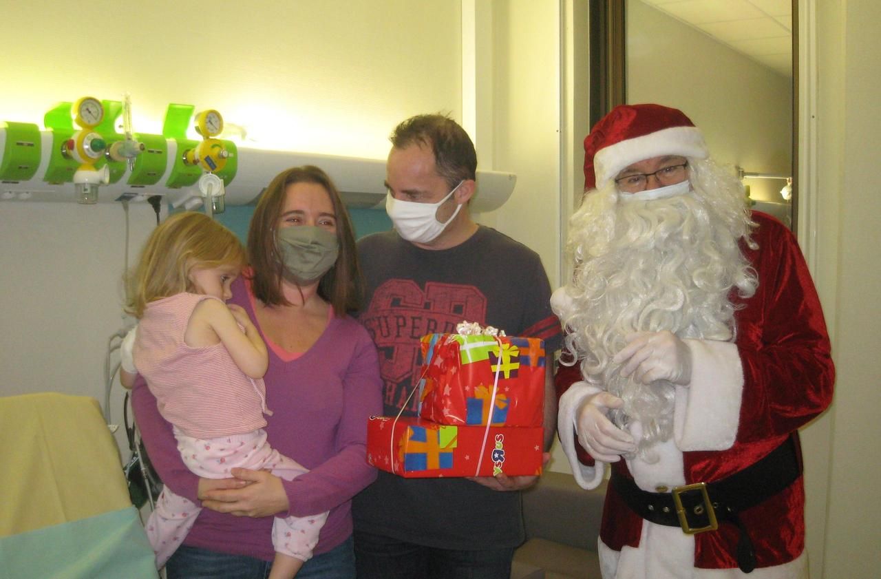 <b></b> Kremlin-Bicêtre, le 25 décembre 2020. Honoré Carlesimo, fondateur de l’association Louis Carlesimo, a réveillé les enfants malades, en ce matin de Noël avec des cadeaux, à l’hôpital Bicêtre (AP-HP).