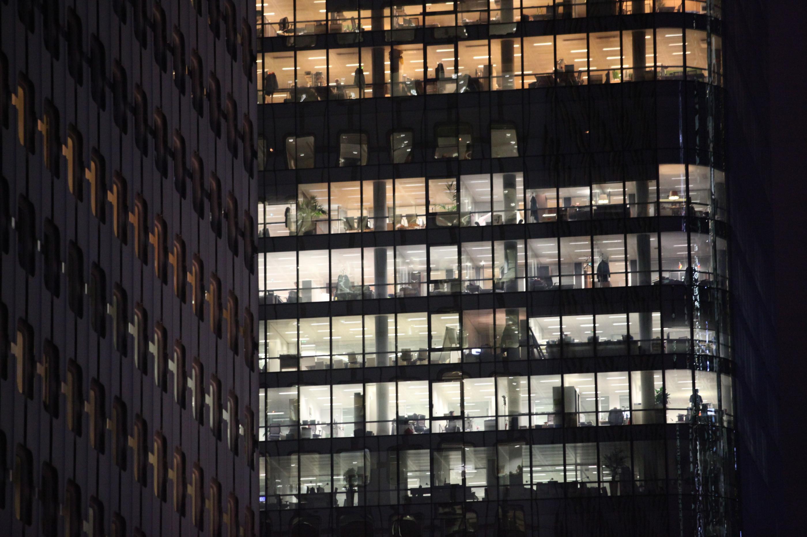 Une loi de 2013 interdit l'éclairage des bureaux une heure après le départ du dernier salarié, mais dans les faits, elle est peu respectée. (Illustration) LP/Olivier Boitet